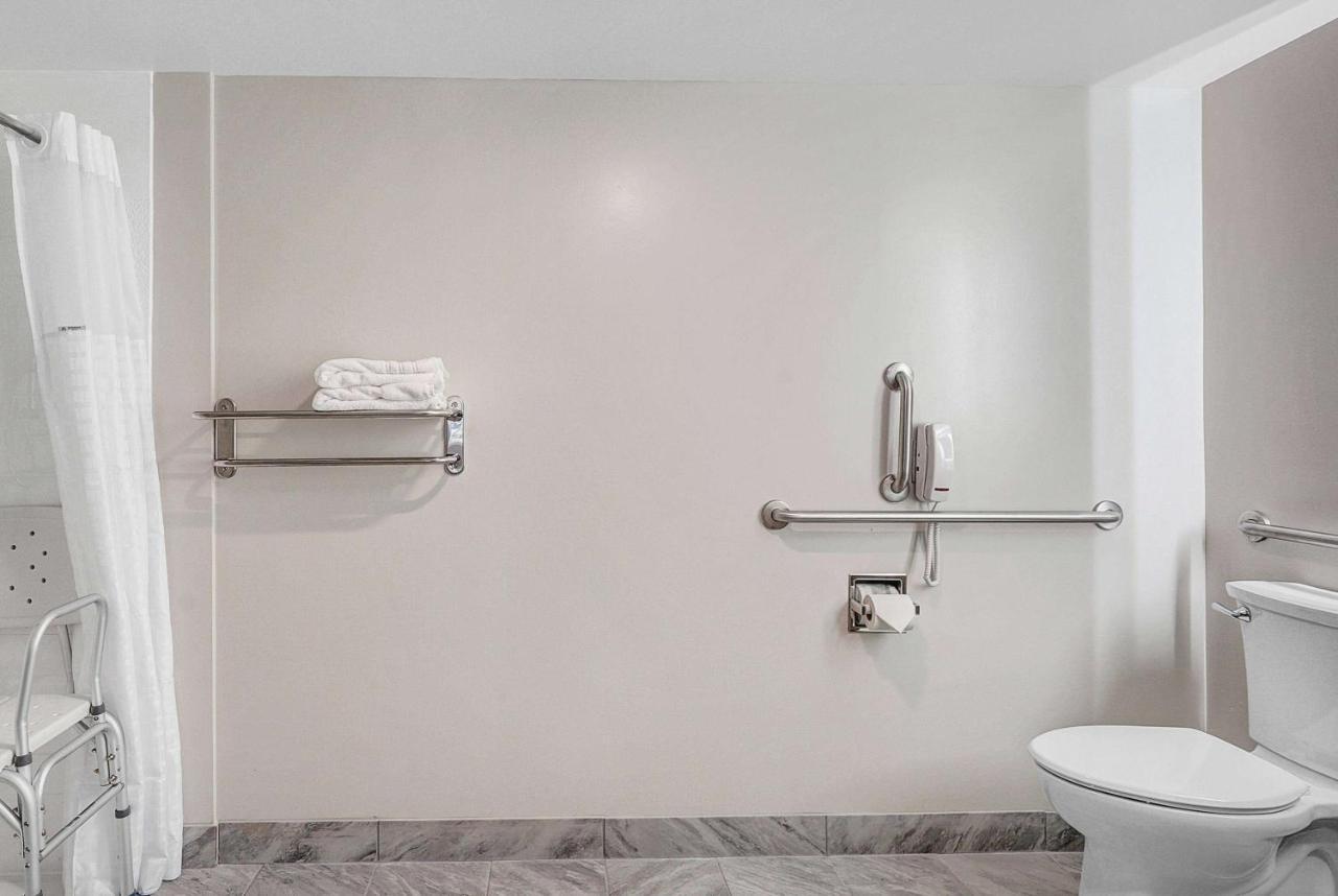 King Room with Mobility Access and Bathtub with Grab Bars - Non-Smoking,1322371867:JPEG