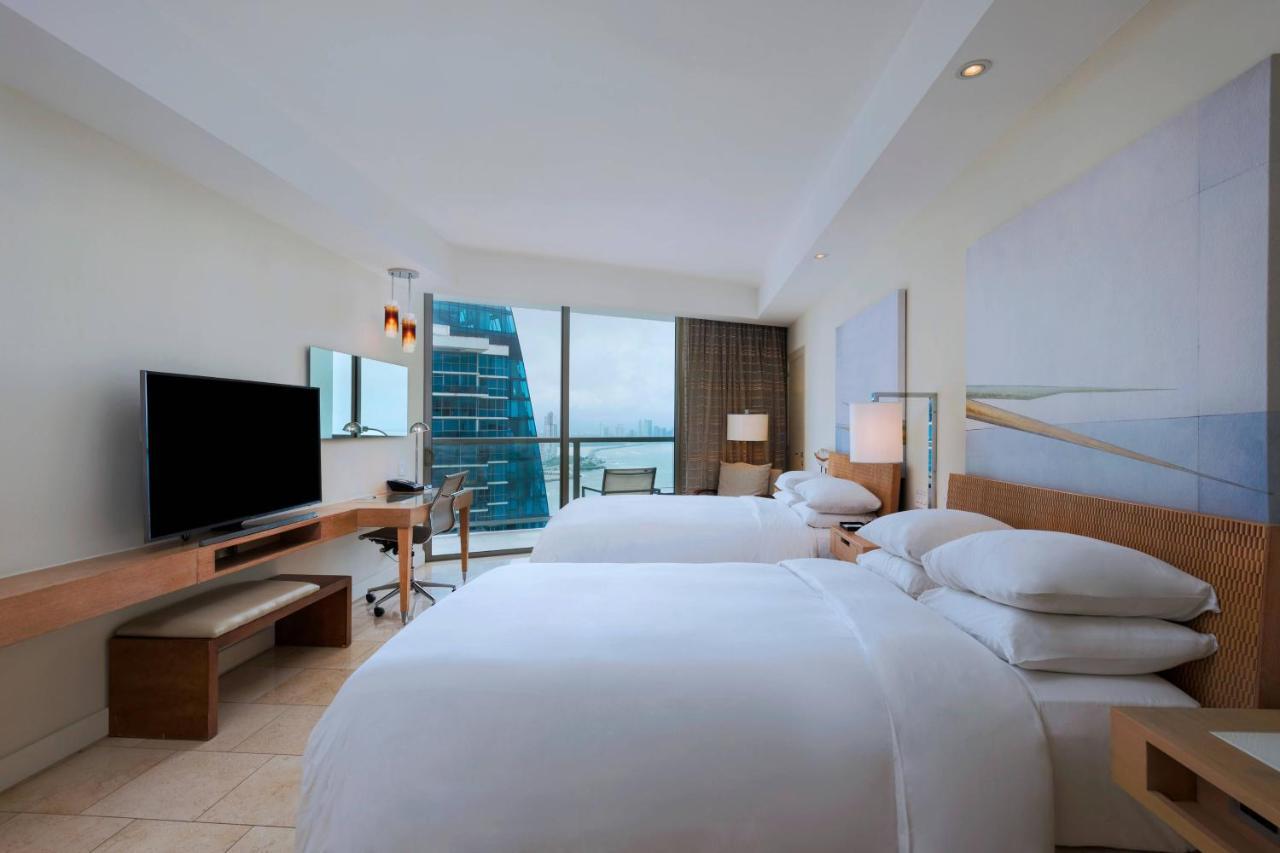 Quarto com 2 Camas de Casal, Varanda e Vista Parcial do Mar