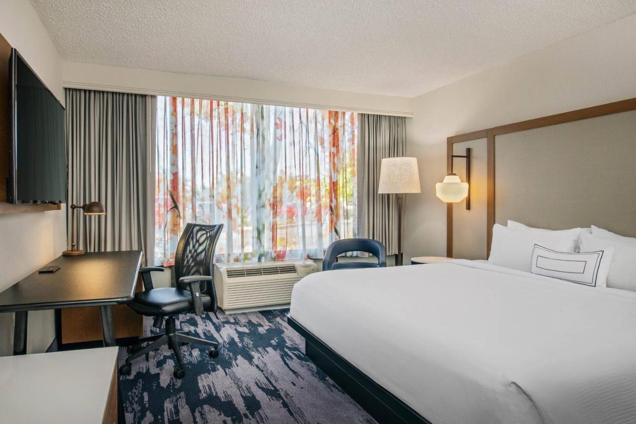 King Room with Roll-in Shower - Mobility and Hearing Accessible,1368345818:JPEG