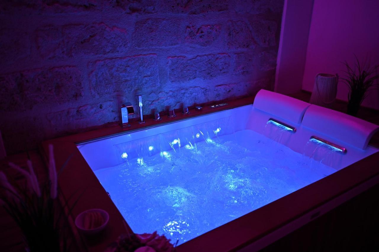 King Room Spa Bath