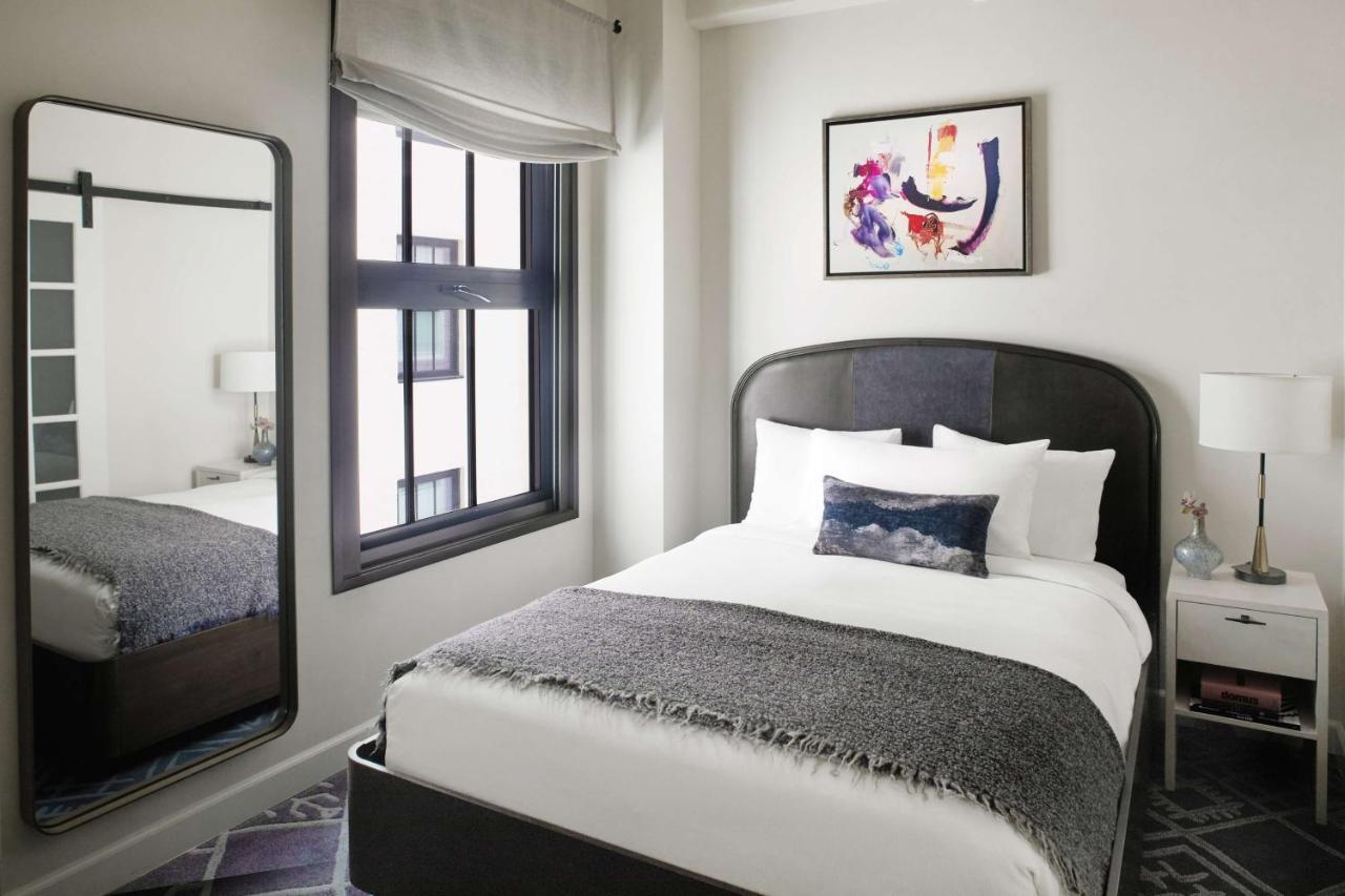 Habitación con cama grande