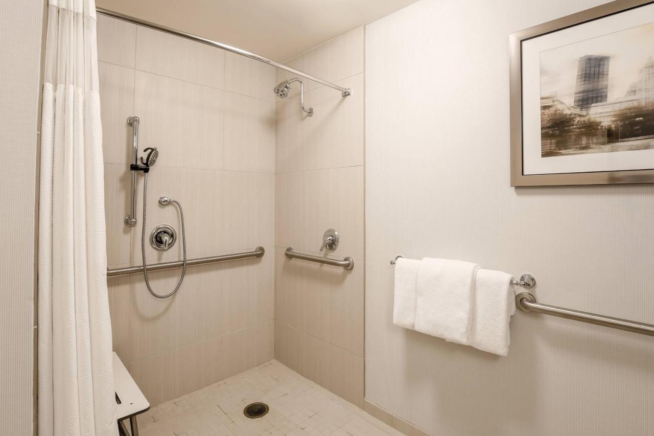 King Room Bathtub Mobility Access or Hearing Accessible