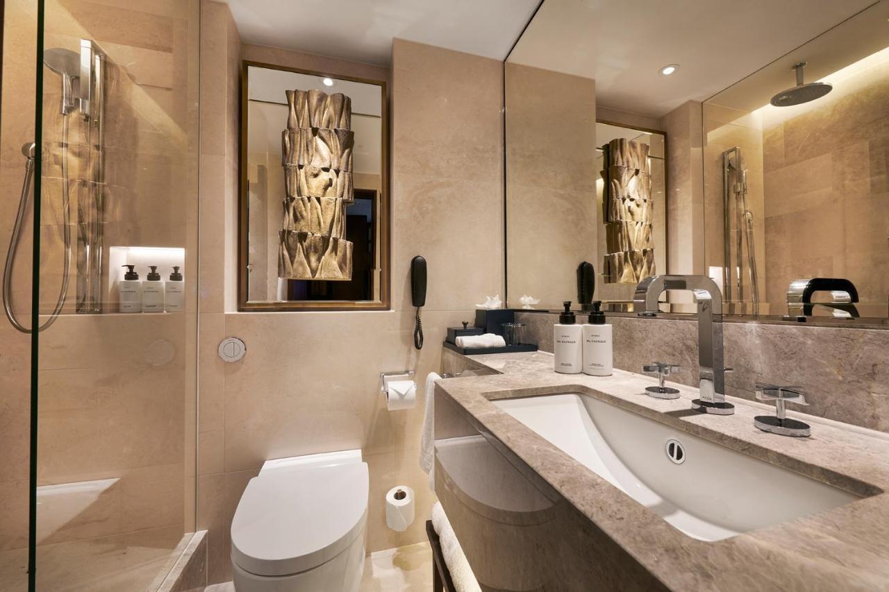 Cosy King Room Mayfair Floor