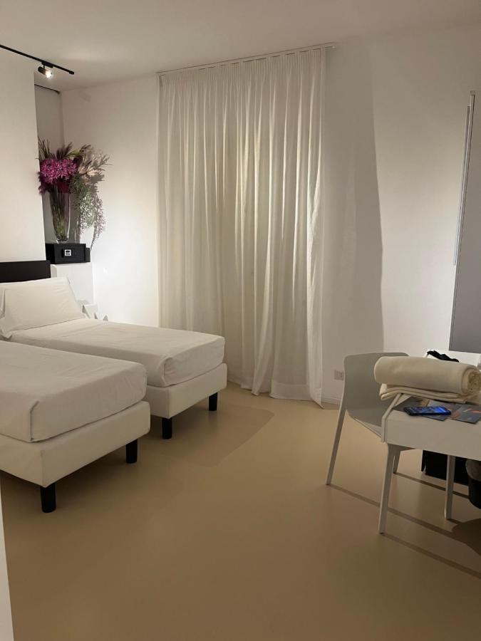 Twin Room,1405138241:JPEG