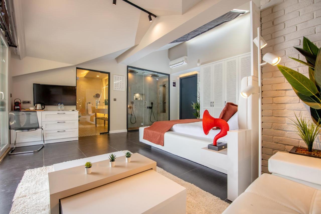 Honeymoon Suite,1413468986:JPEG