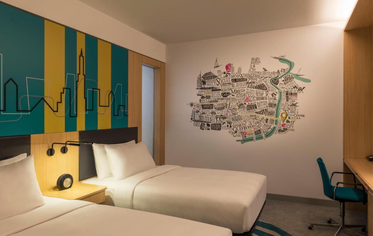 Aloft-kamer met 2 aparte bedden - uitzicht op de stad