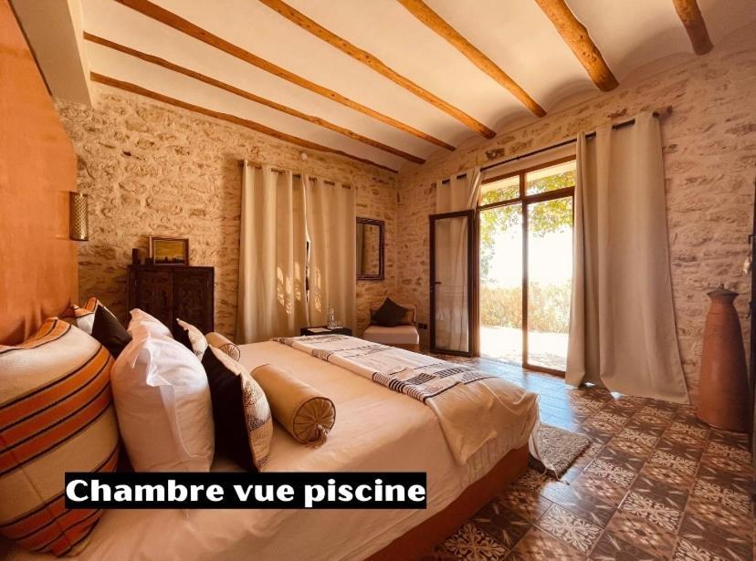 Kamer met Kingsize Bed en Uitzicht op het Zwembad