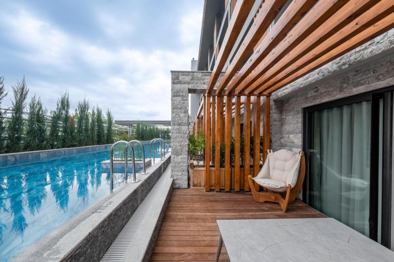 Swim-up Room Land View