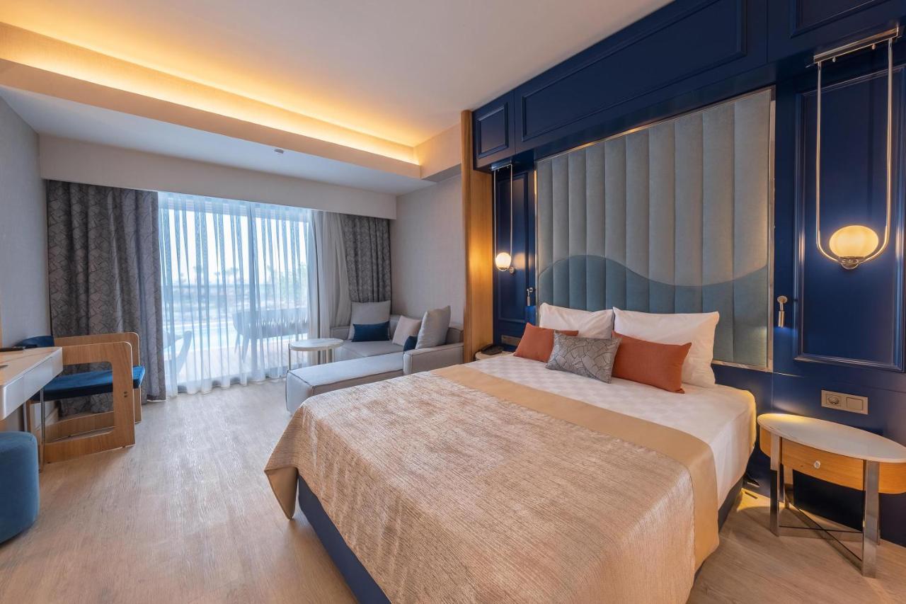 Swim-up Room Sea View