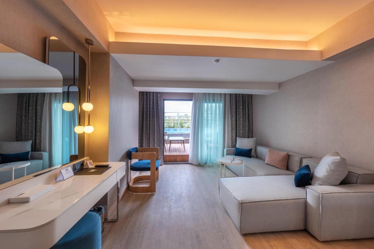 Swim-up Room Land View