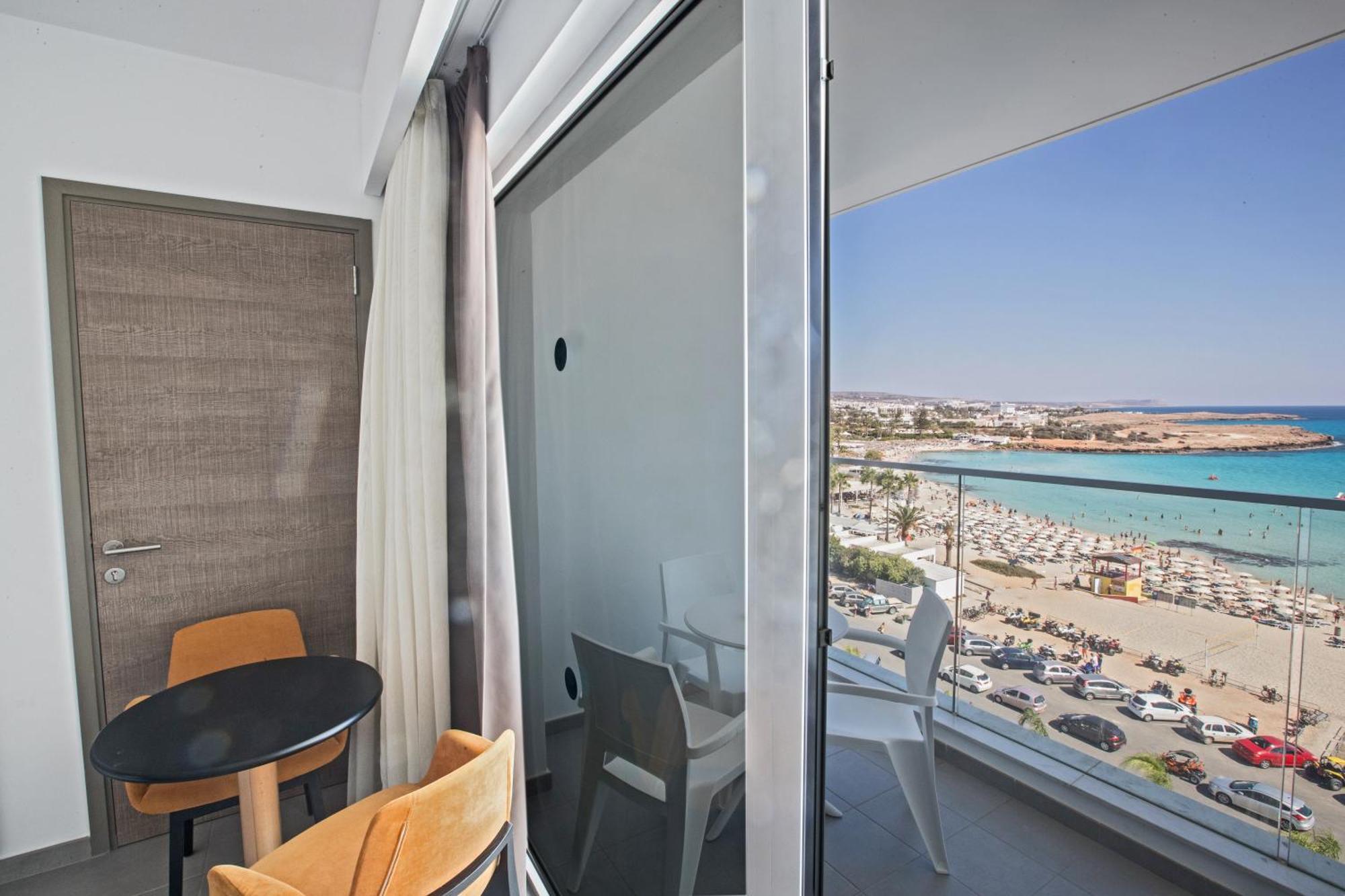 Deluxe Double or Twin Room with Side Sea View,318451953:JPEG