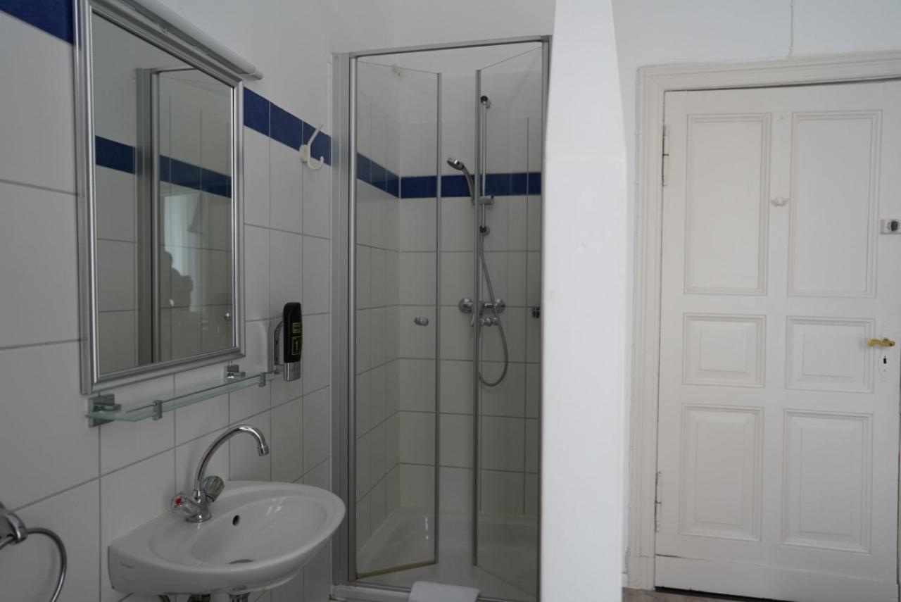 Tweepersoonskamer met Eigen Douche en Gedeeld Toilet