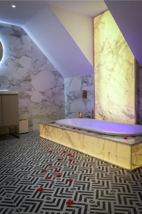 Chief Chambers Suite Spa Bath,1662980600:JPEG