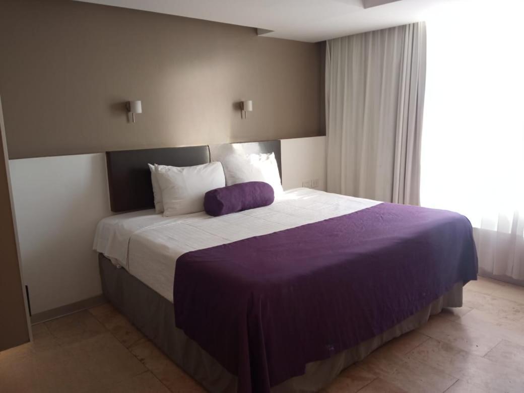 Deluxe Room, 1 King,1499374162:JPEG