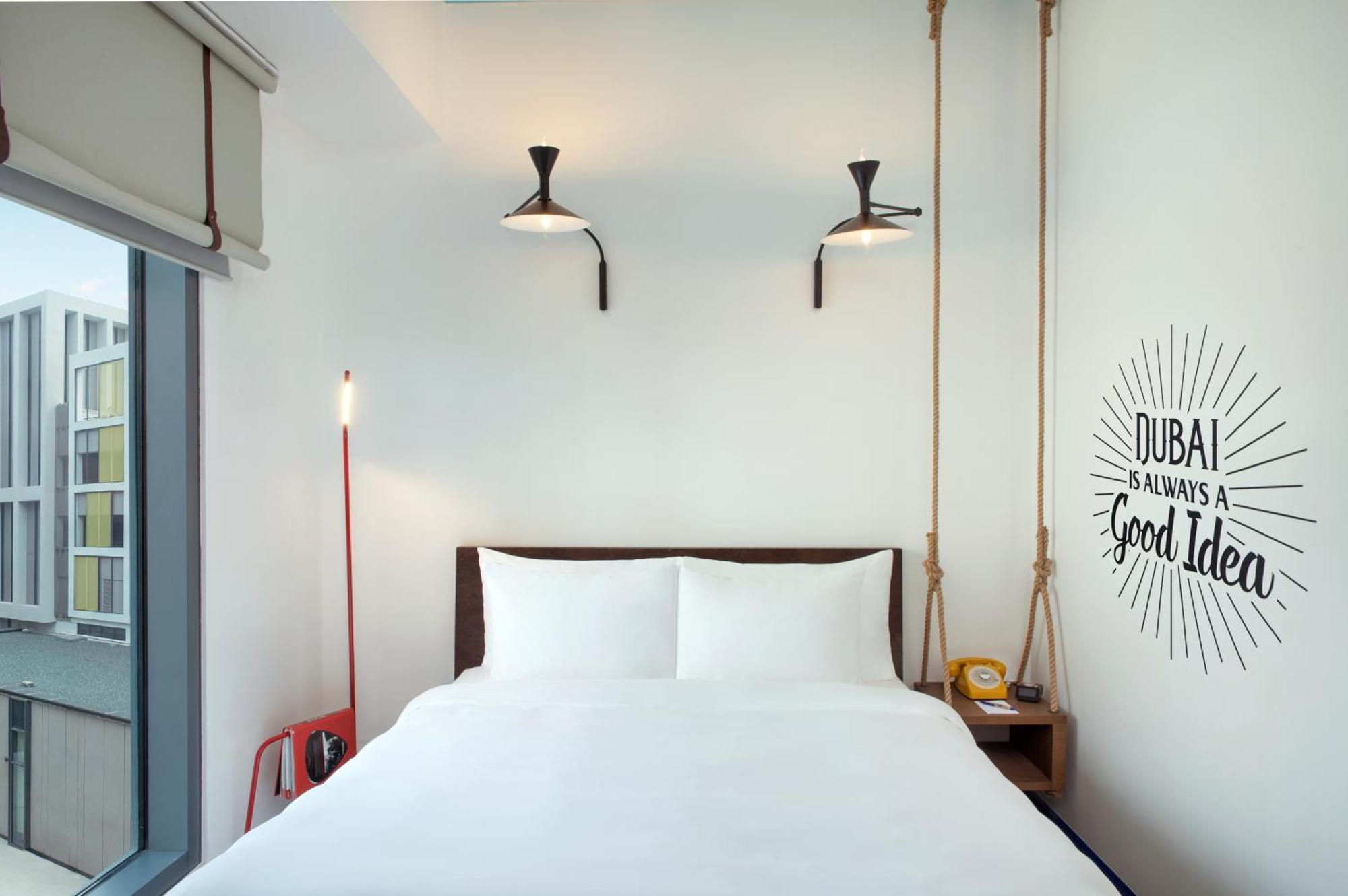 Habitación con cama grande adaptada para personas de movilidad reducida