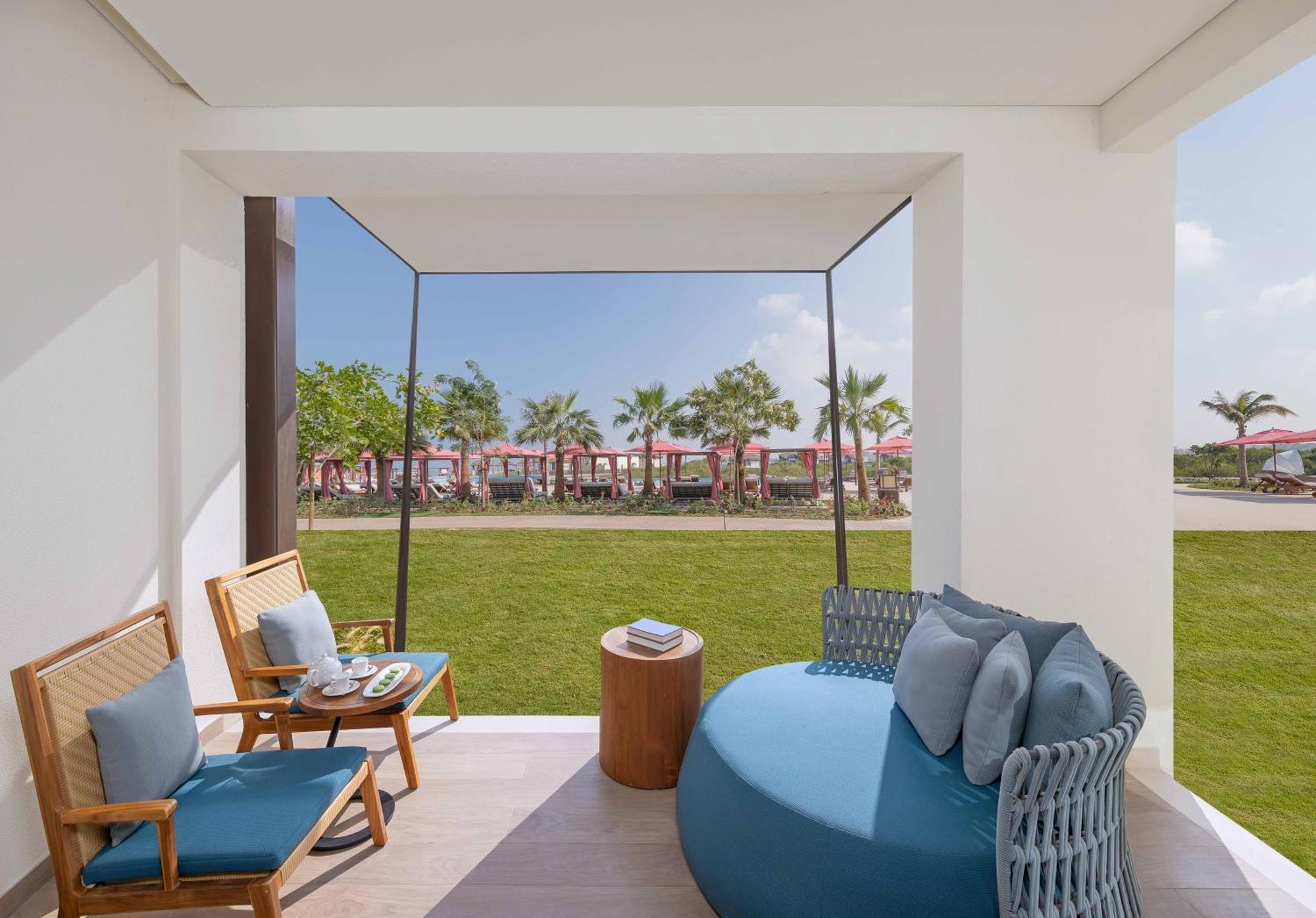 Deluxe Pool Front Room