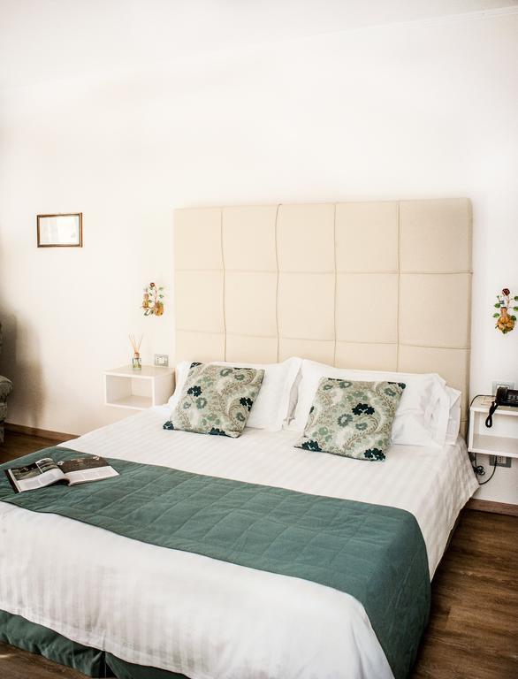 Deluxe Double or Twin Room with partial Lake View