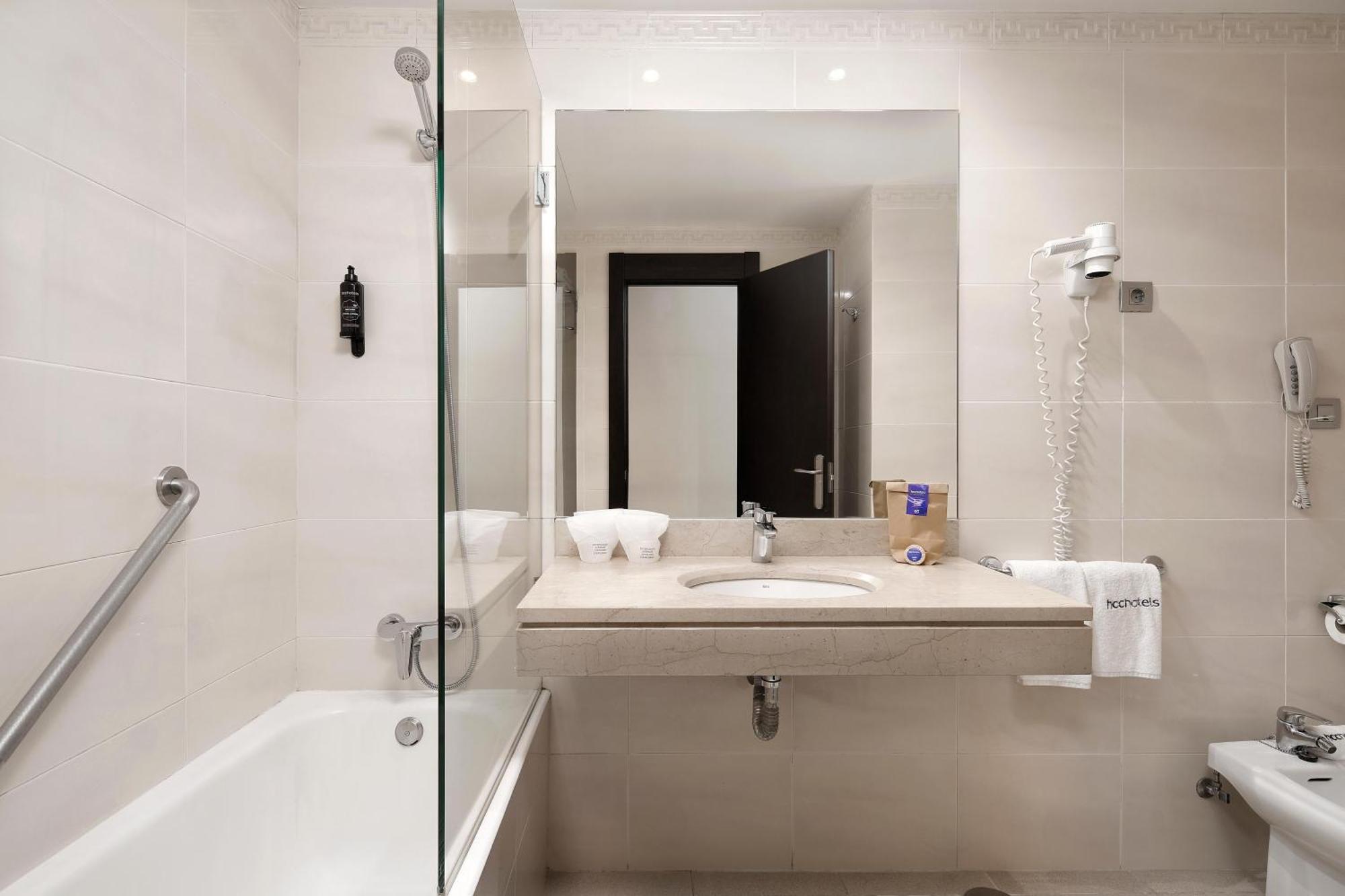 Quarto com 2 Camas de Solteiro com Cama Extra (3 Adultos)