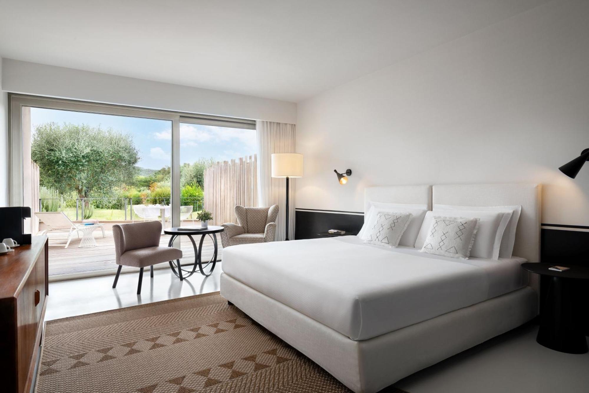 Superior King Room Balcony Courtyard View