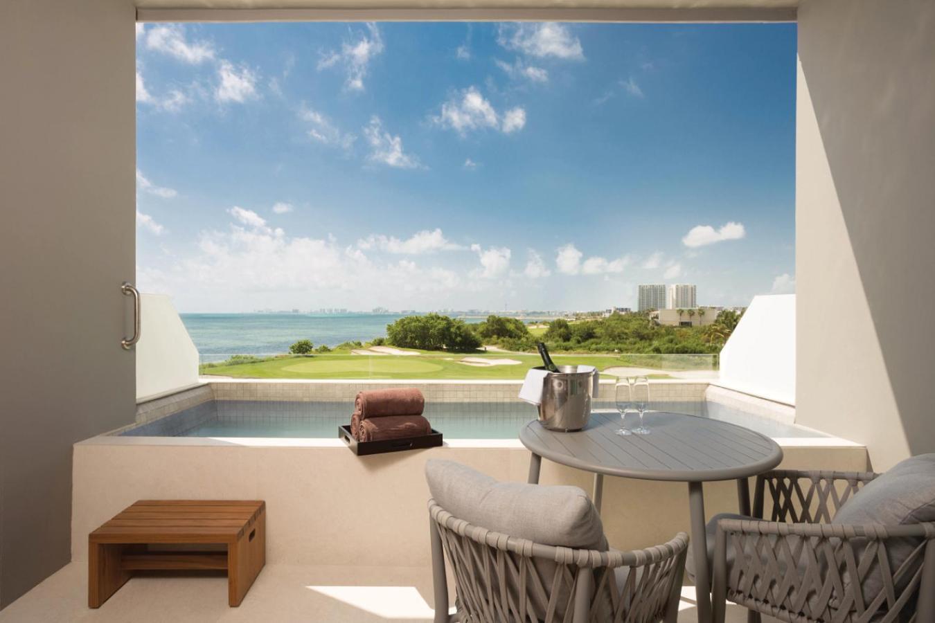 Hébergement 2 Lits Queen-Size Deluxe Club Privilège avec Petite Piscine - Vue sur Océan