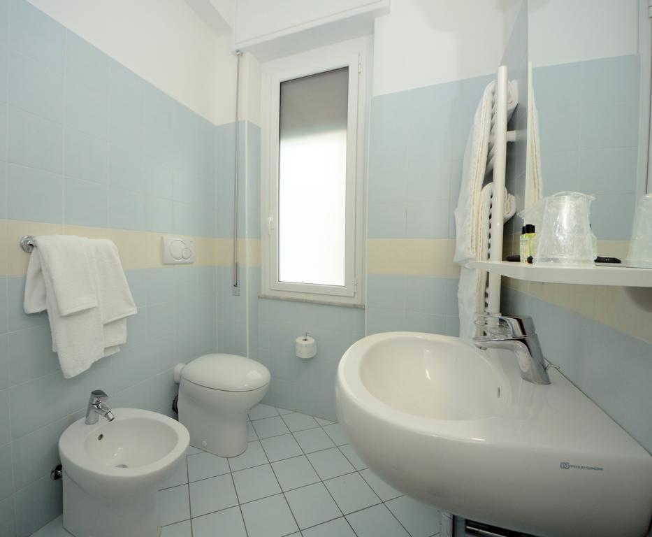 Family Room Bathroom,219557984:JPEG