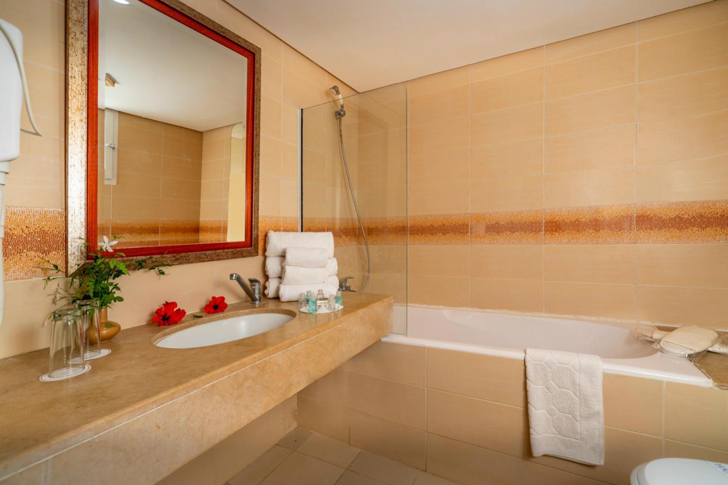 Habitación Triple con vistas al jardín