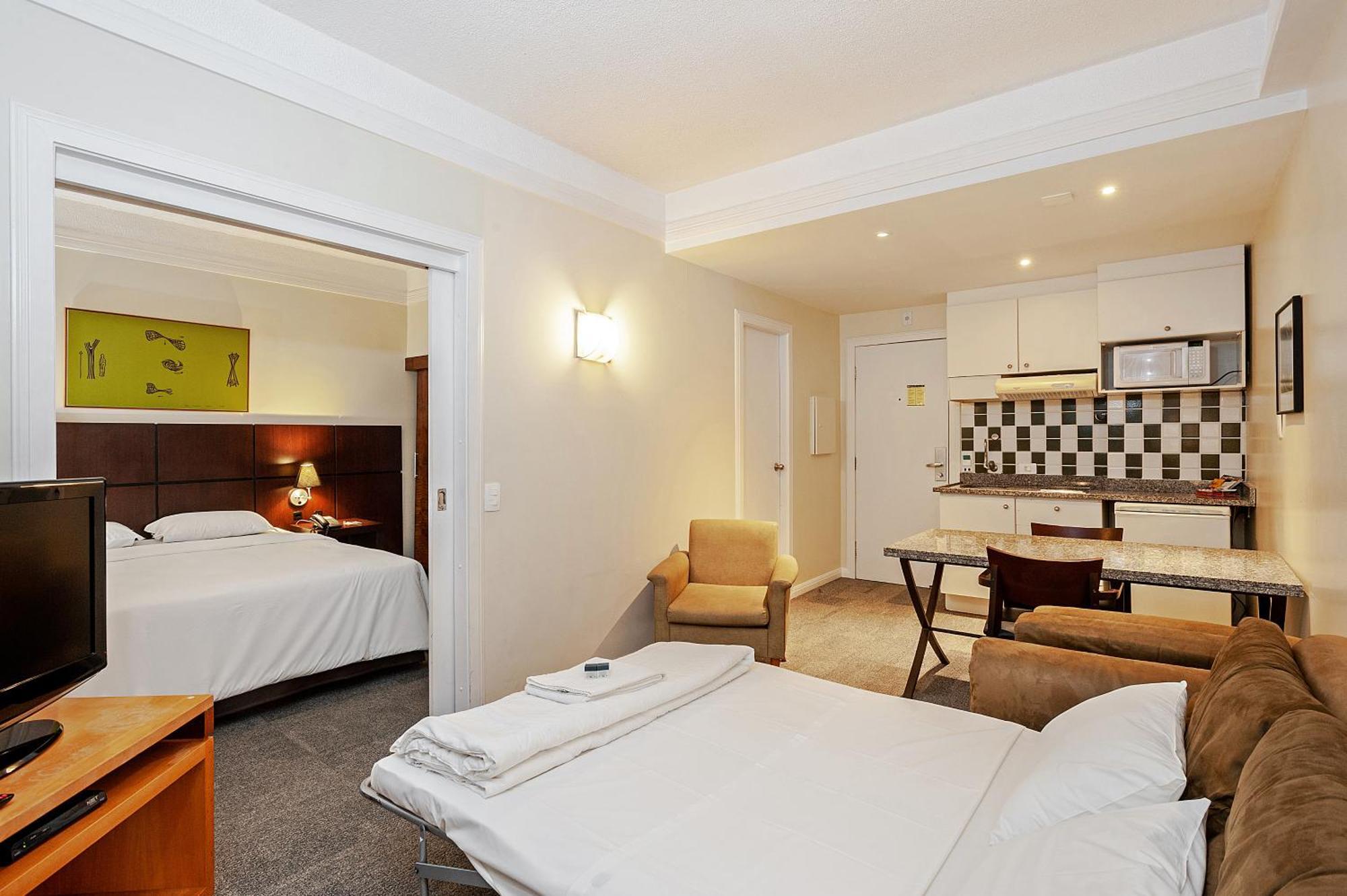 SUÍTE CASAL COM SOFÁ CAMA