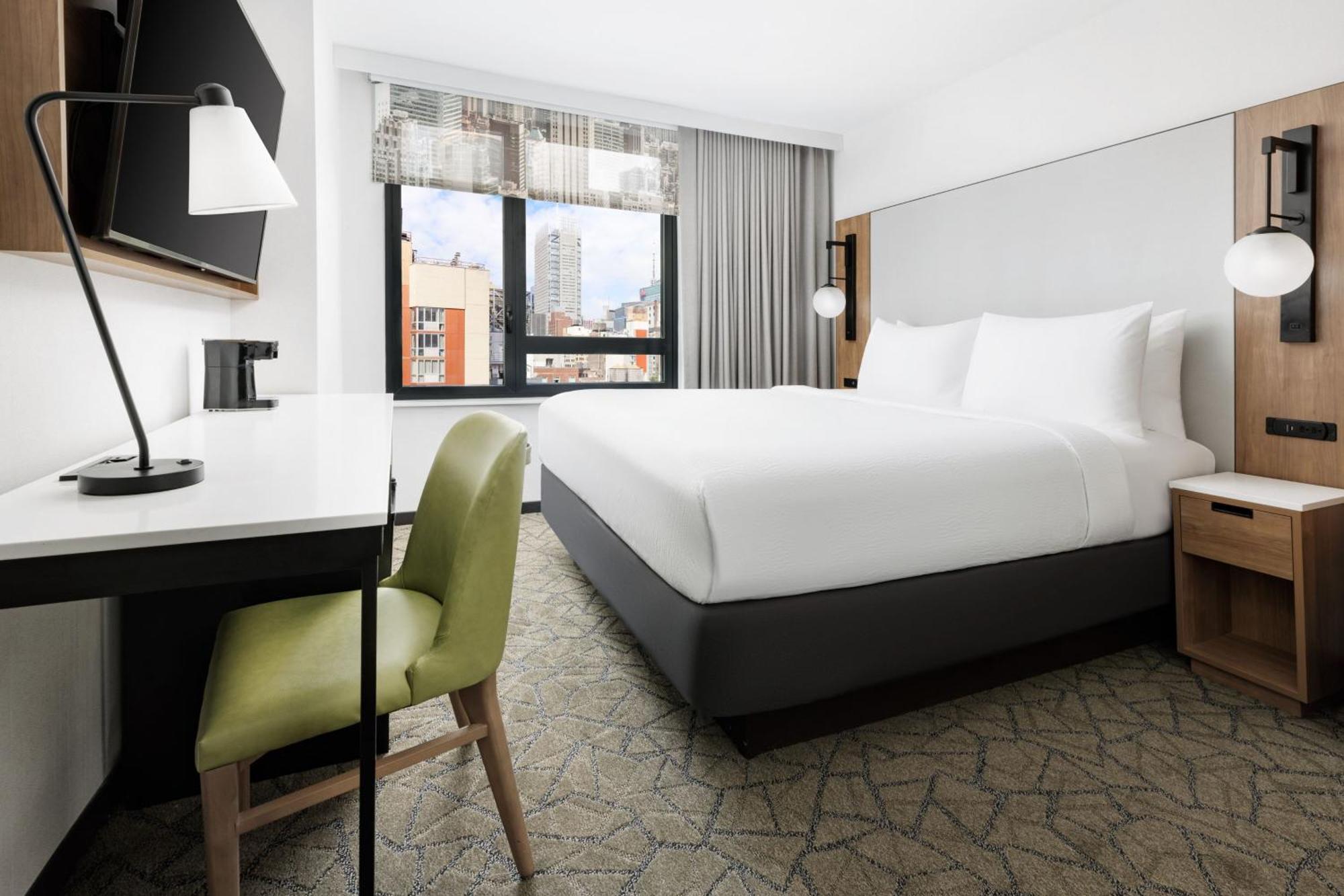 Quarto com Cama King-size e Vista da Cidade