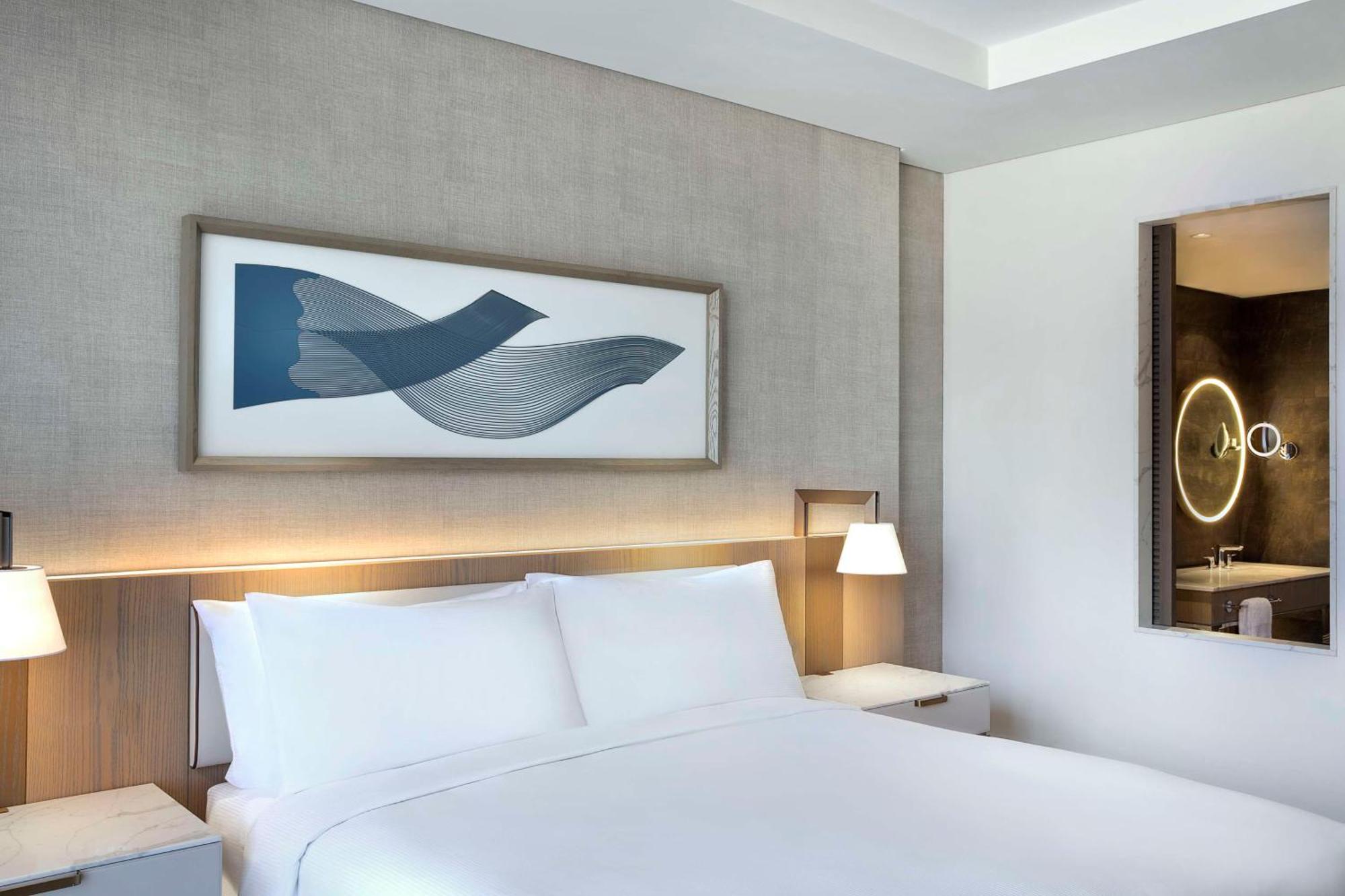 Chambre Lit King-Size Deluxe avec Accès au Parc à Thème - Vue sur Piscine