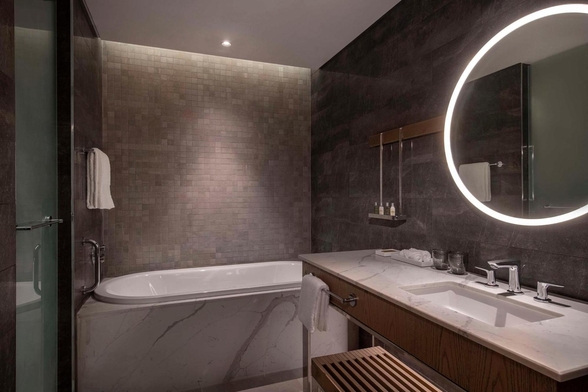 Chambre Lit King-Size Exécutive avec Accès au Parc à Thème - Vue sur Baie