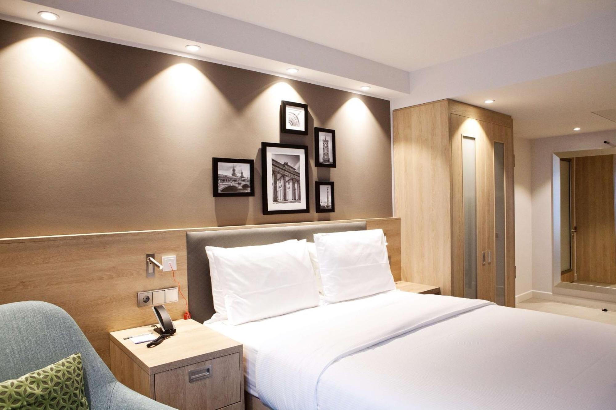 Chambre Lit Queen-Size Accessible aux Personnes à Mobilité Réduite