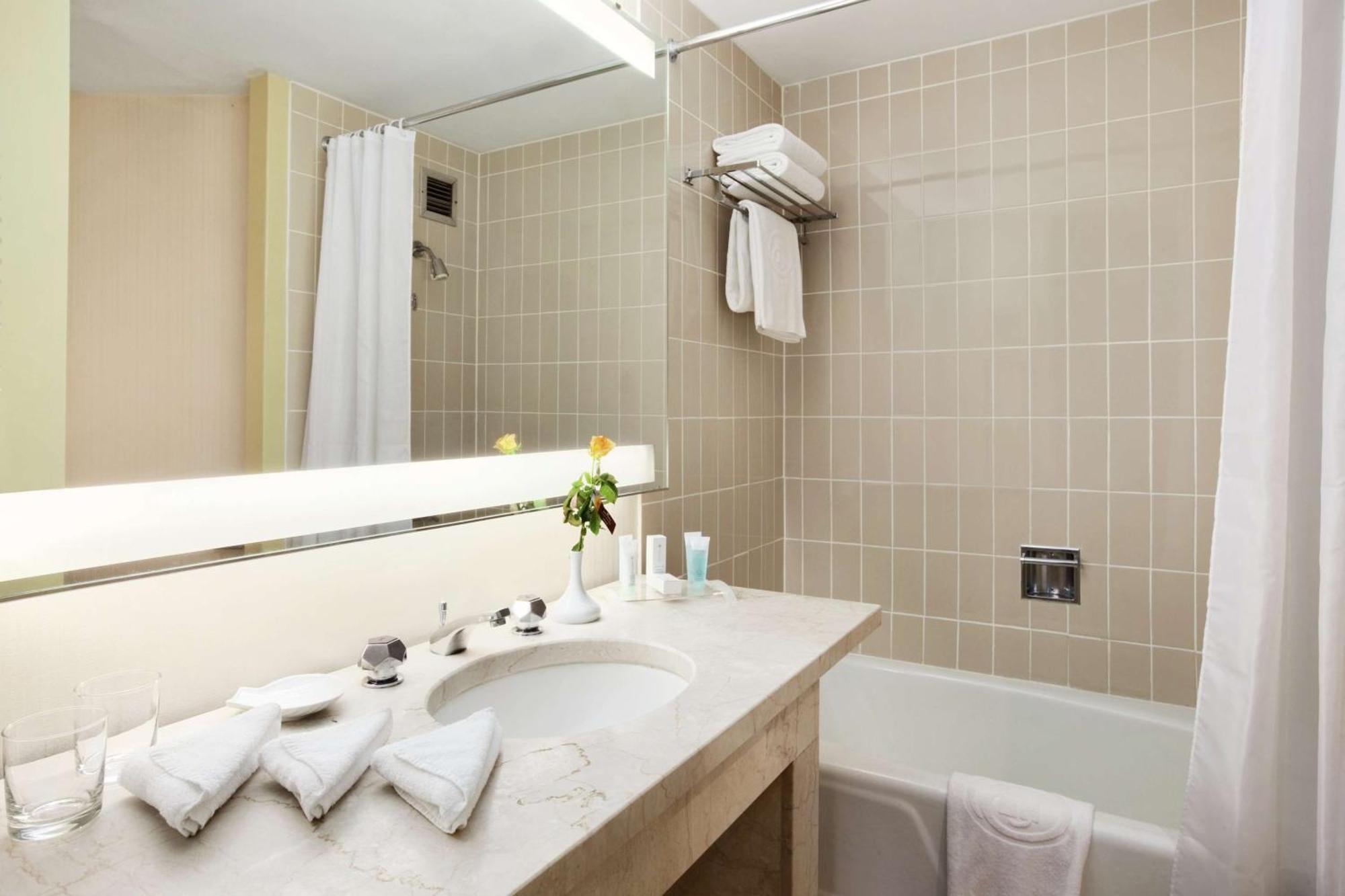 Kamer met Kingsize Bed en Uitzicht op de Stad