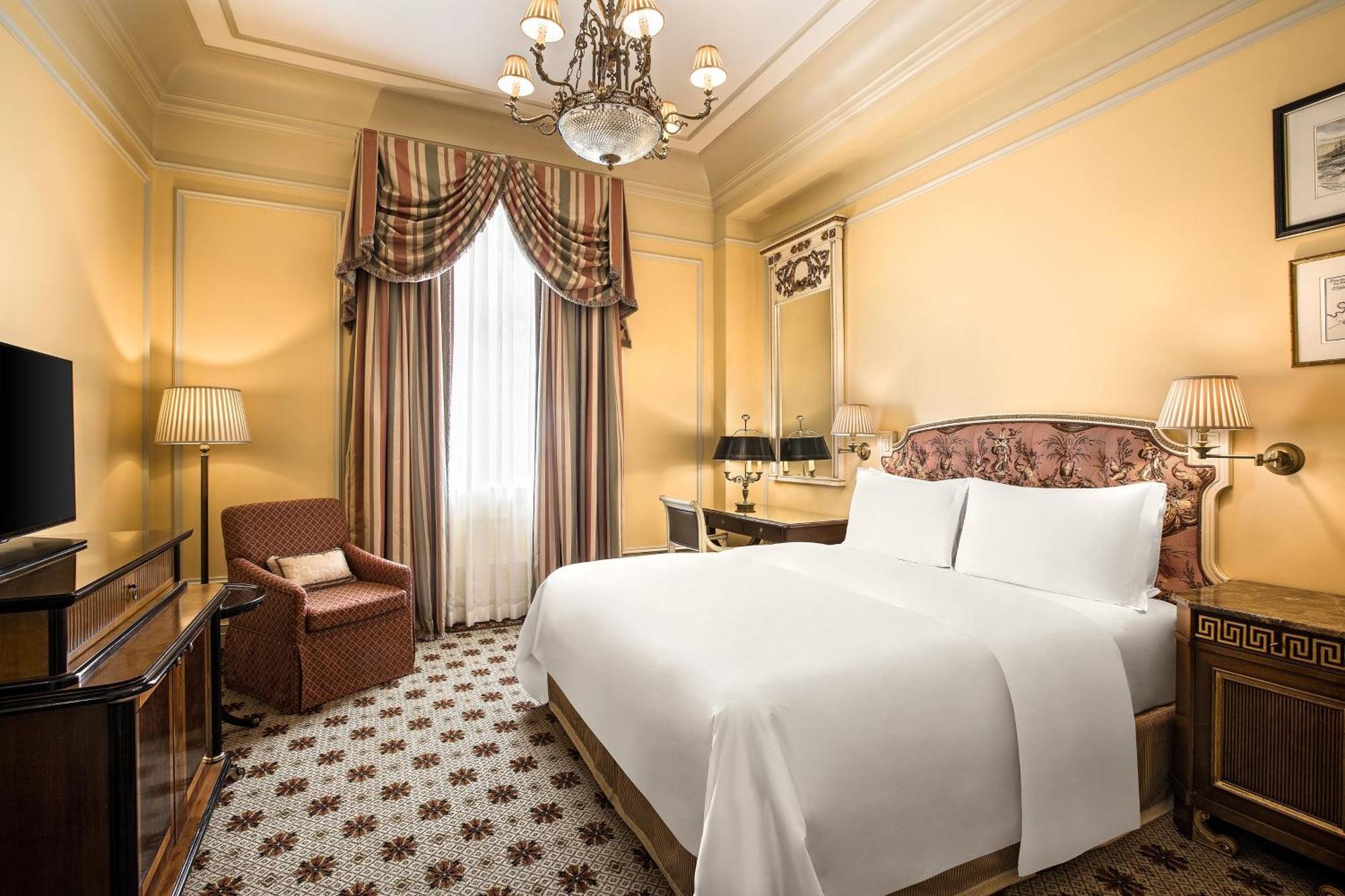 Quarto Clássico com 1 Cama King-size e Vista Pátio