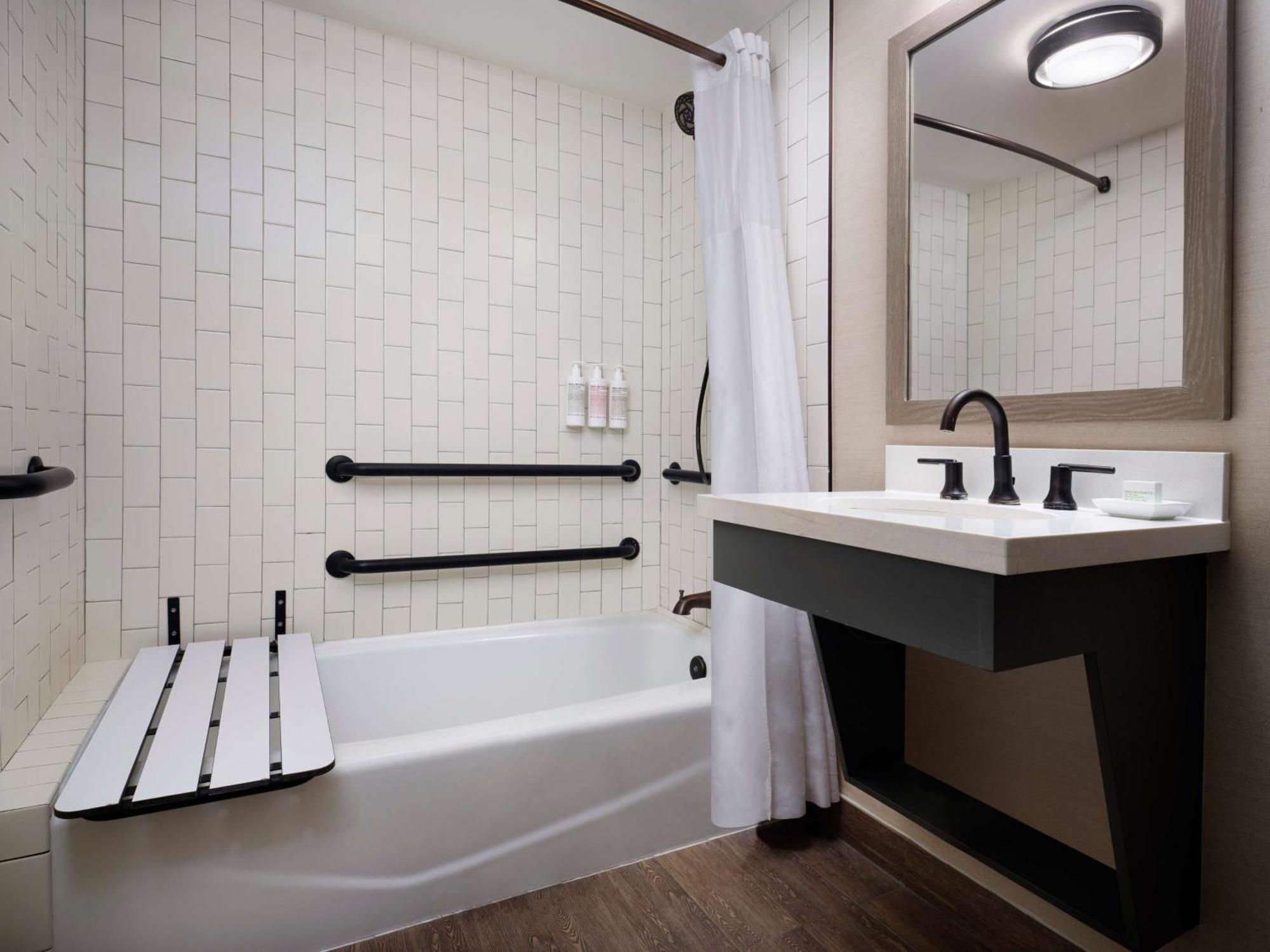 King Room Bath Tub Mobility Hearing Access or Non-Smoking,1550137585:JPEG