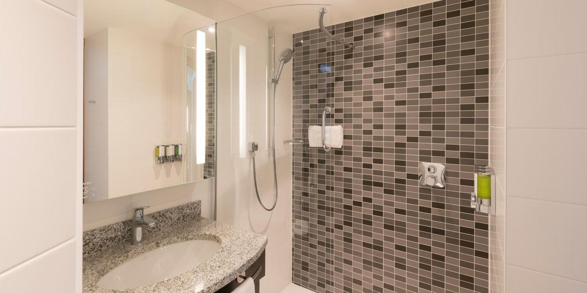 Queen Room,1550335177:JPEG