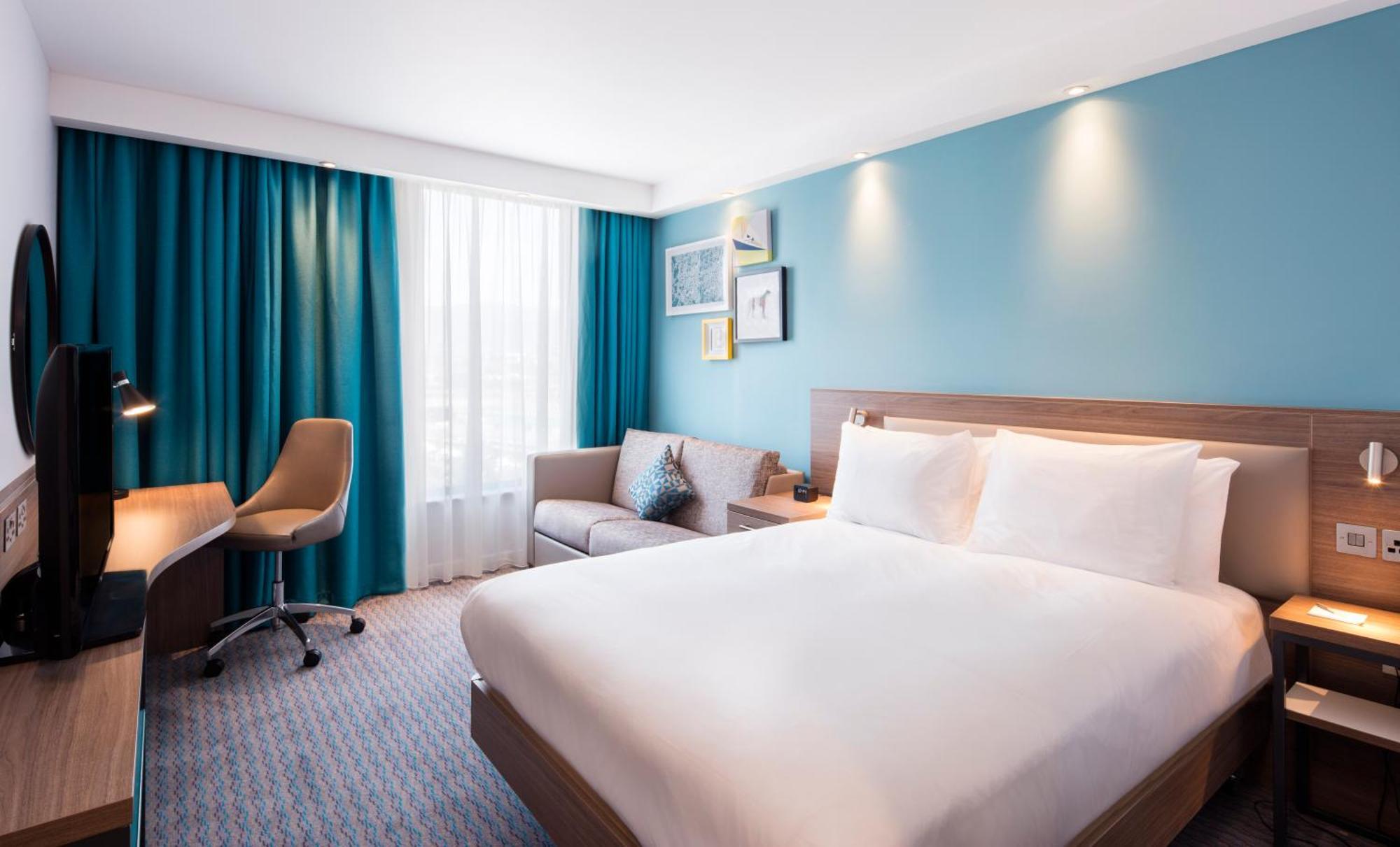 Chambre Lit Queen-Size Accessible aux Personnes à Mobilité Réduite
