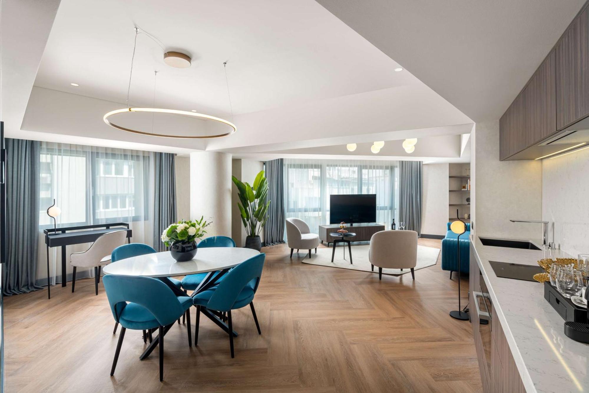 Suite Executive con cama extragrande y acceso al salón