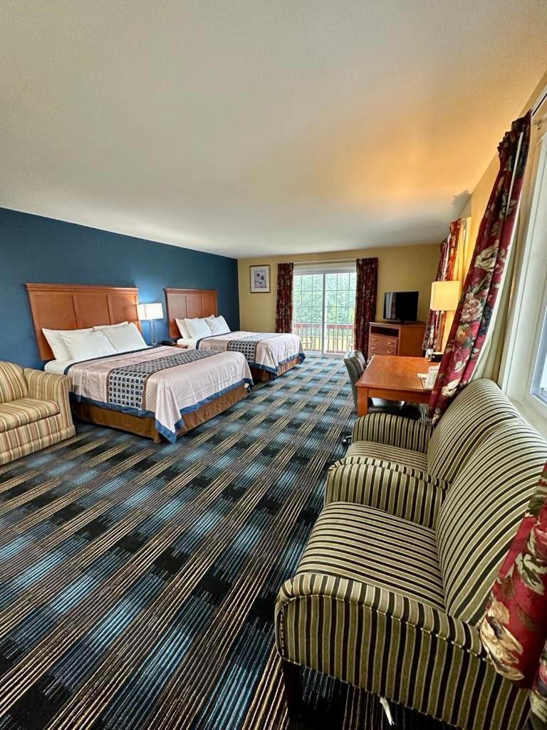 Deluxe Queen Room Two Queen Beds Sofa Bed Non-Smoking