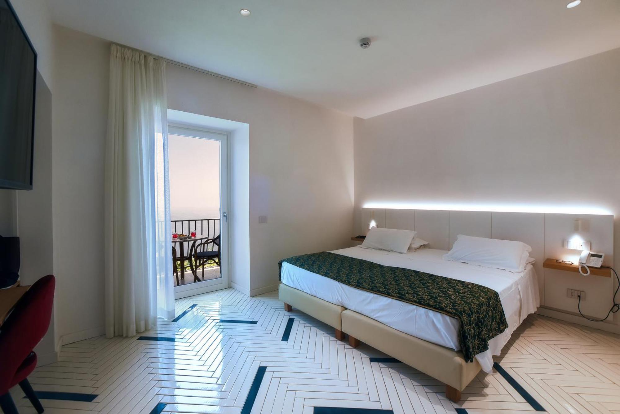 Quarto com Cama King-size e Vista do Mar