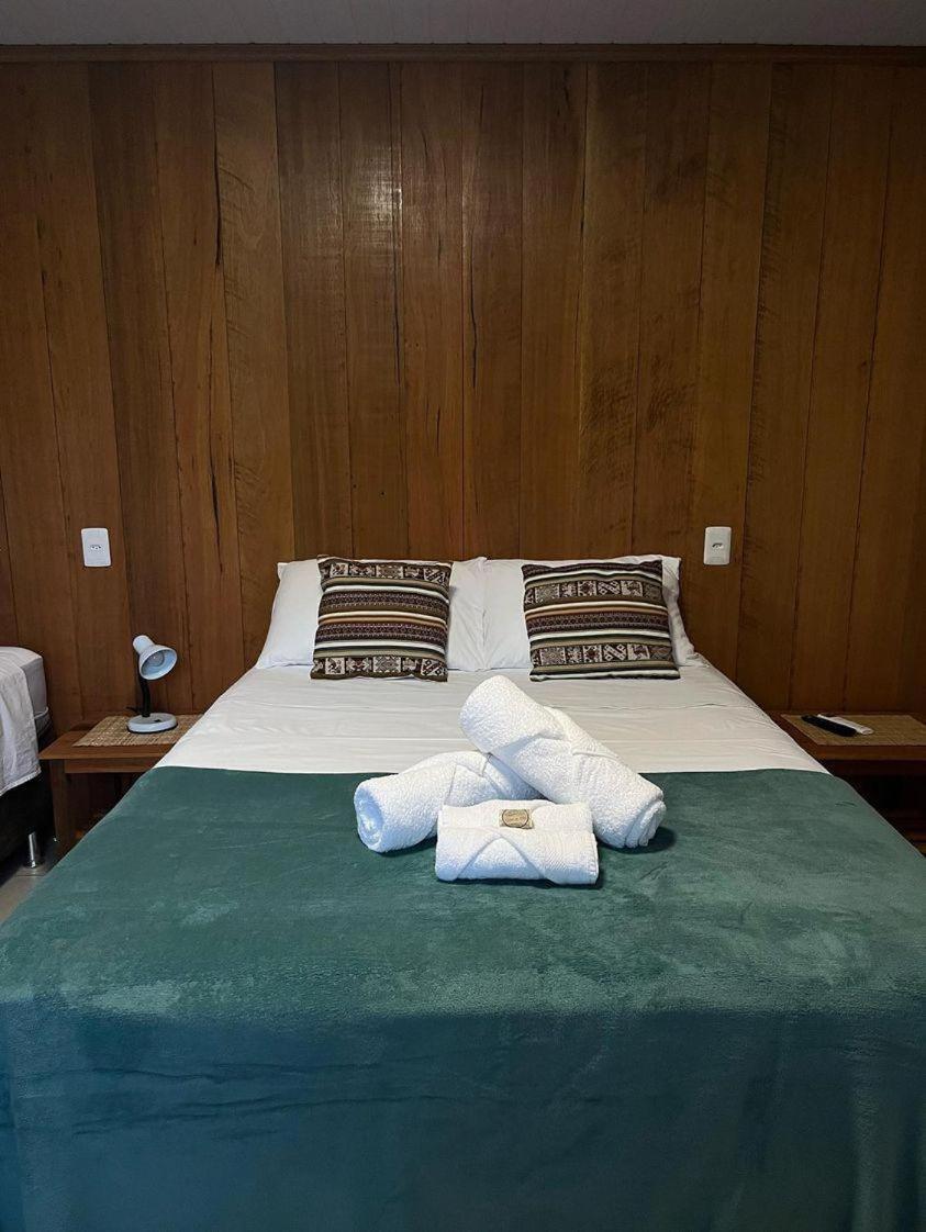 Quarto Triplo com Banheiro Privativo