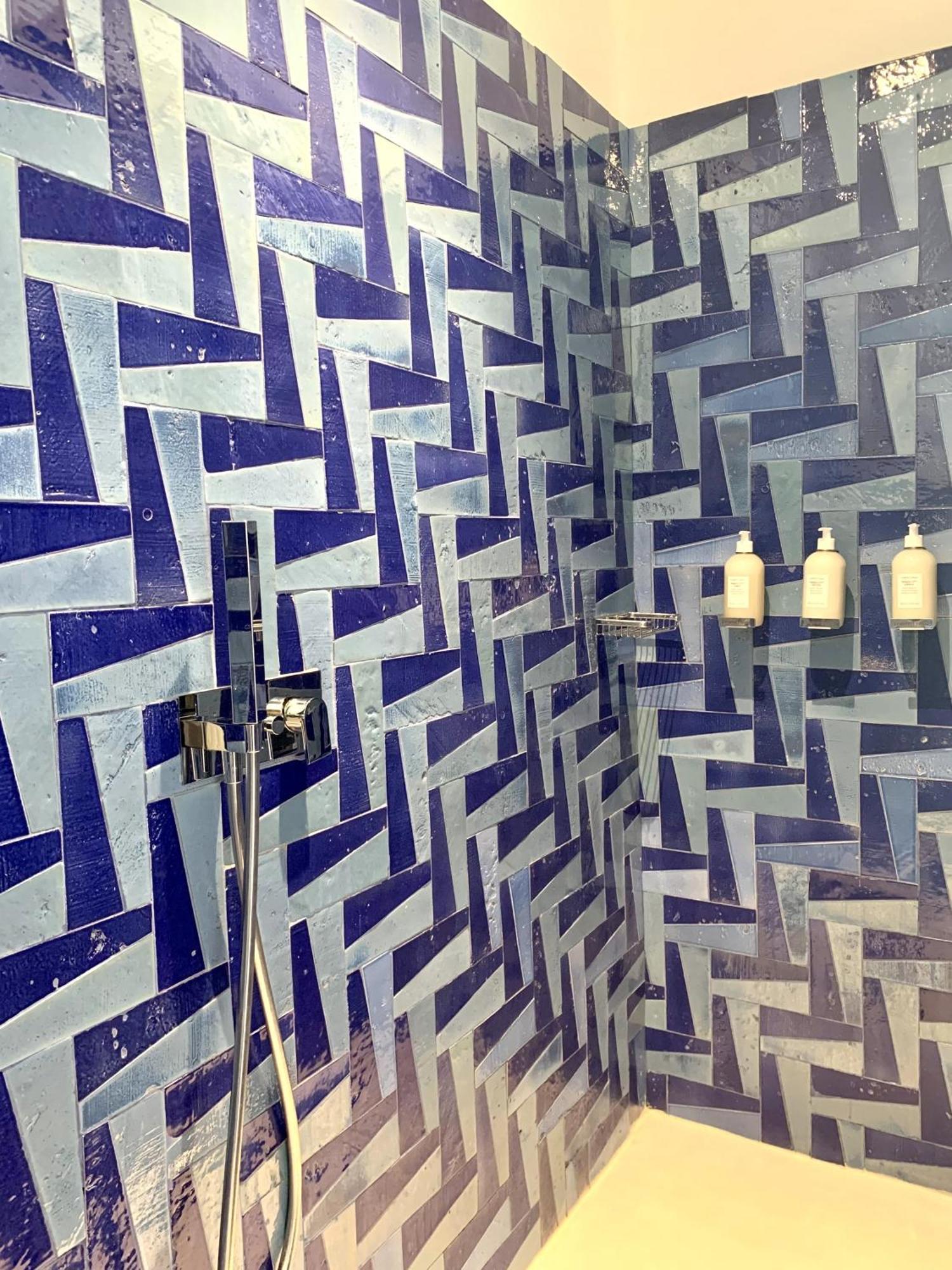 Standard Suite,1555804546:JPEG