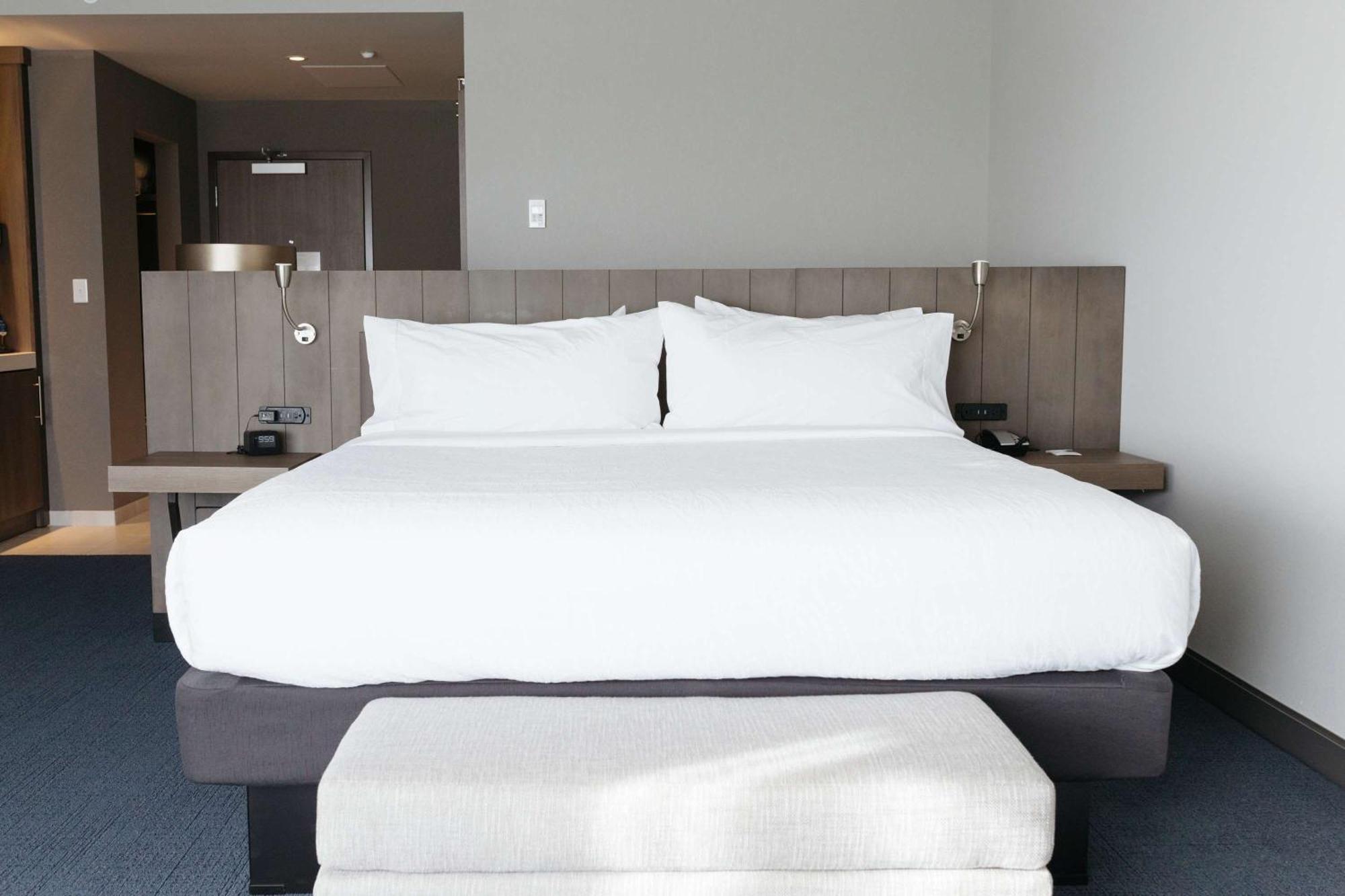 Deluxe King Room,1557380083:JPEG