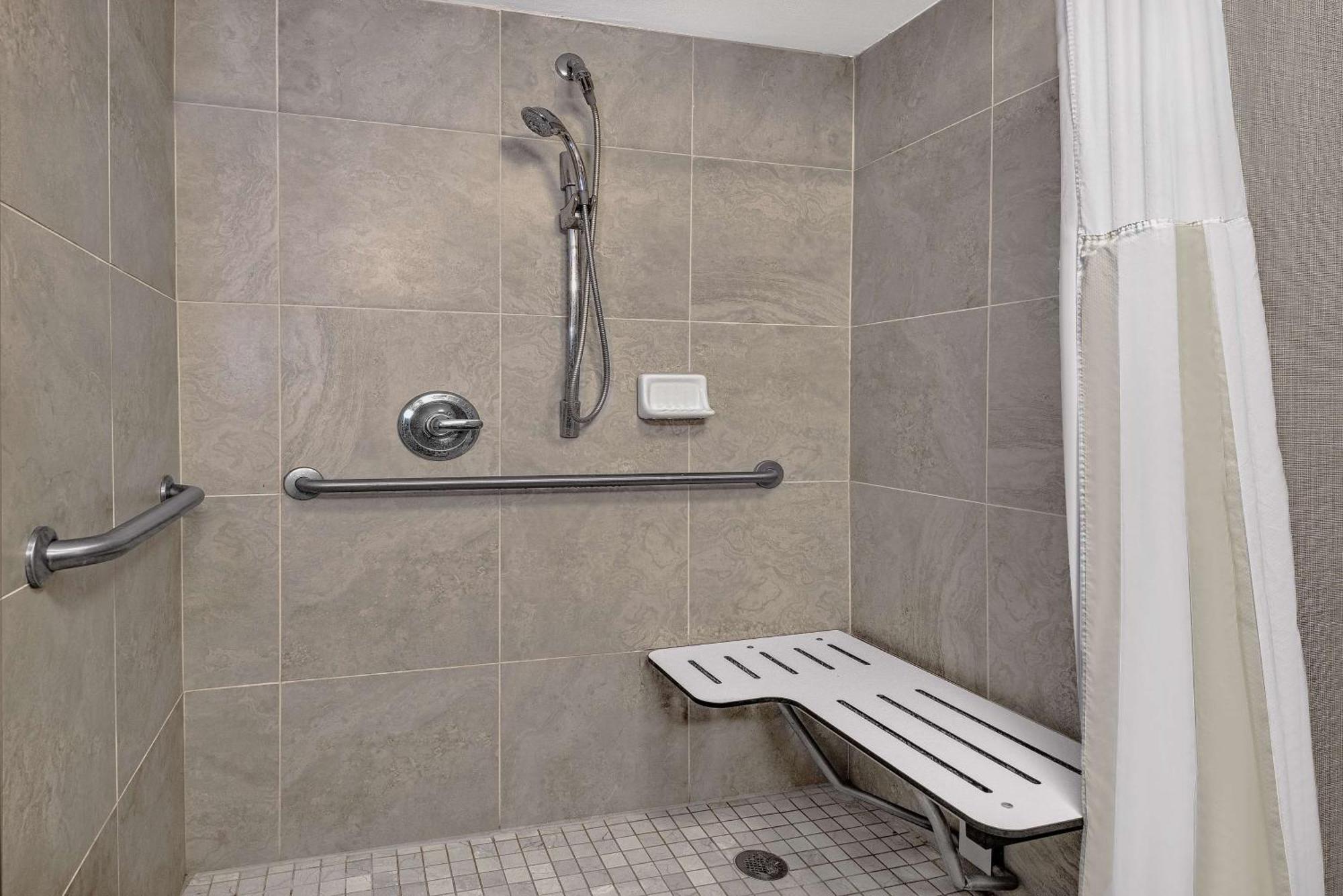 Queen Room with Two Queen Beds and Roll-In Shower - Mobility Access,1557444001:JPEG