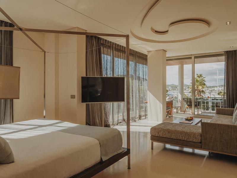 Suite de Canto com Amplo Terraço e Acesso Spa