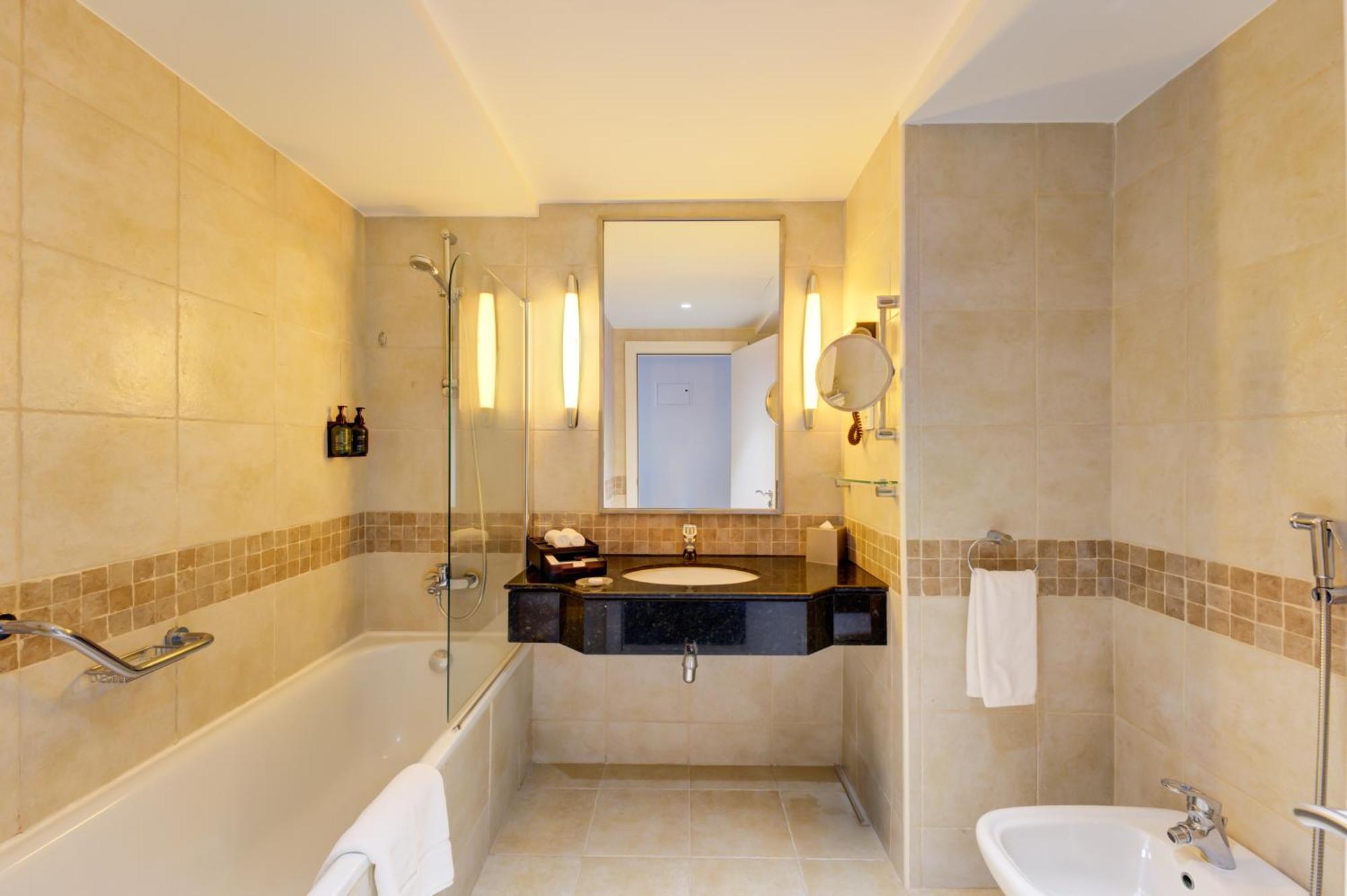 Superior King Room - Shuttle Service to JBR Beach and Access to The Market Mall