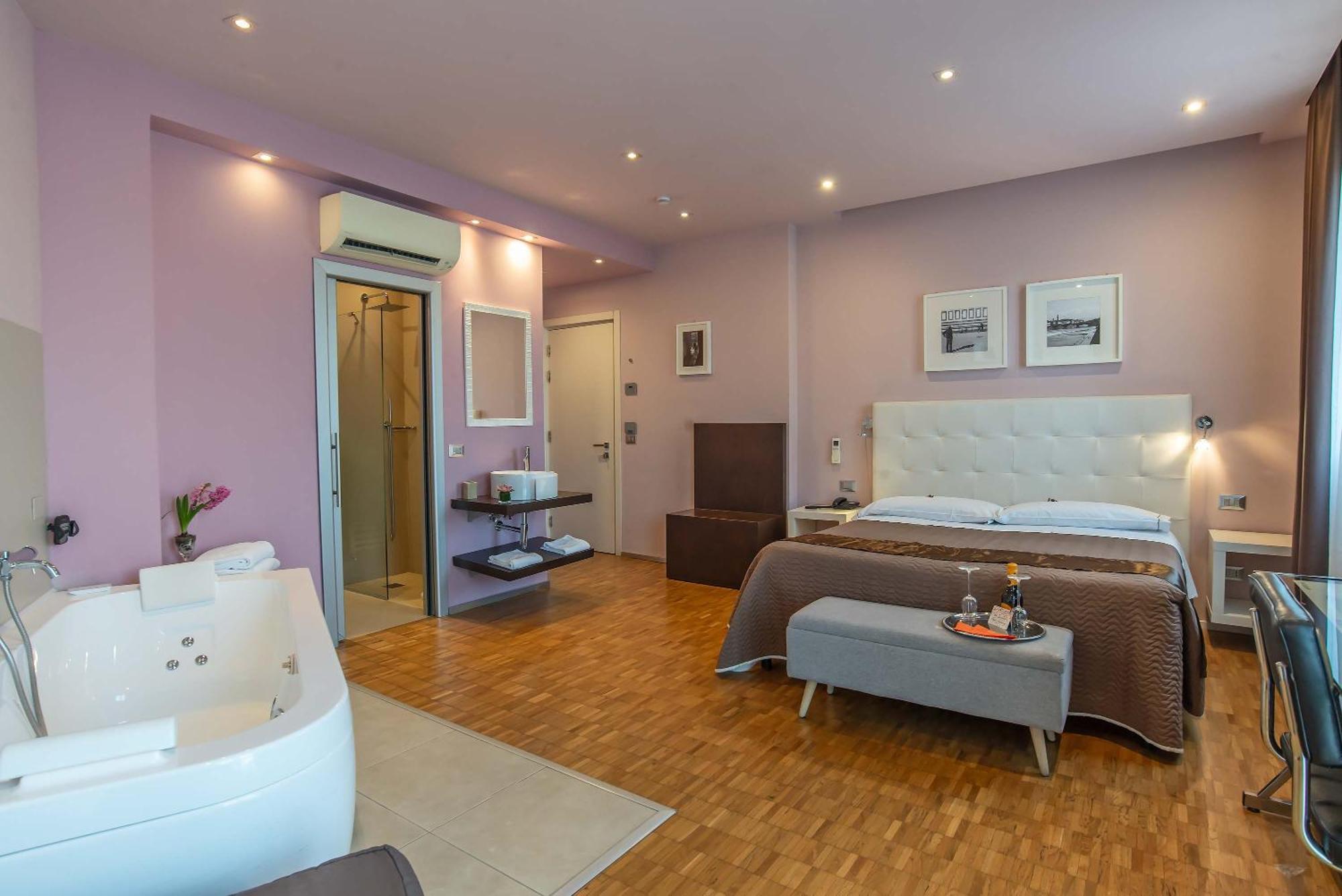 Deluxe Double or Twin Room Spa Bath