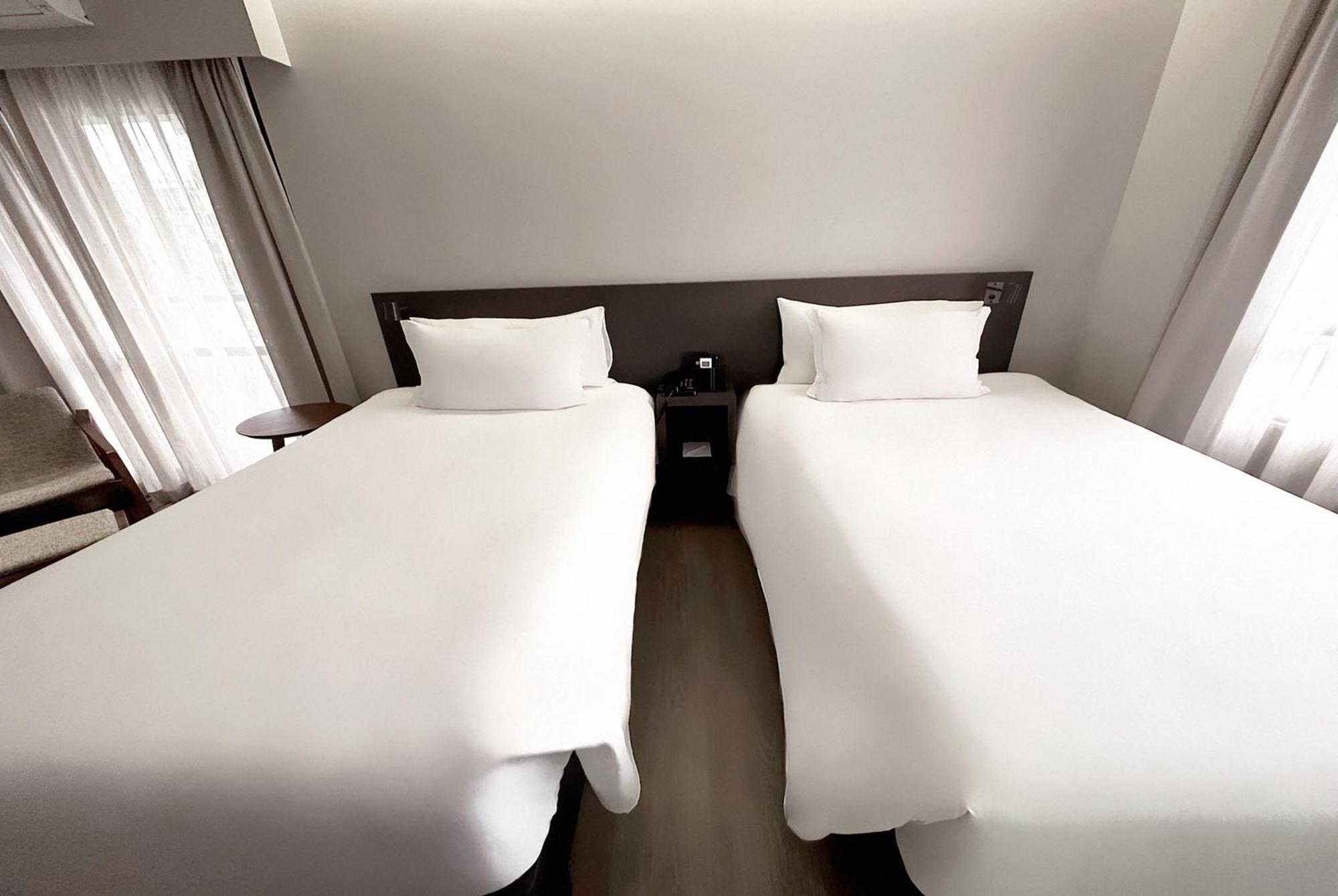 Premier Room Two Single Bed Bath