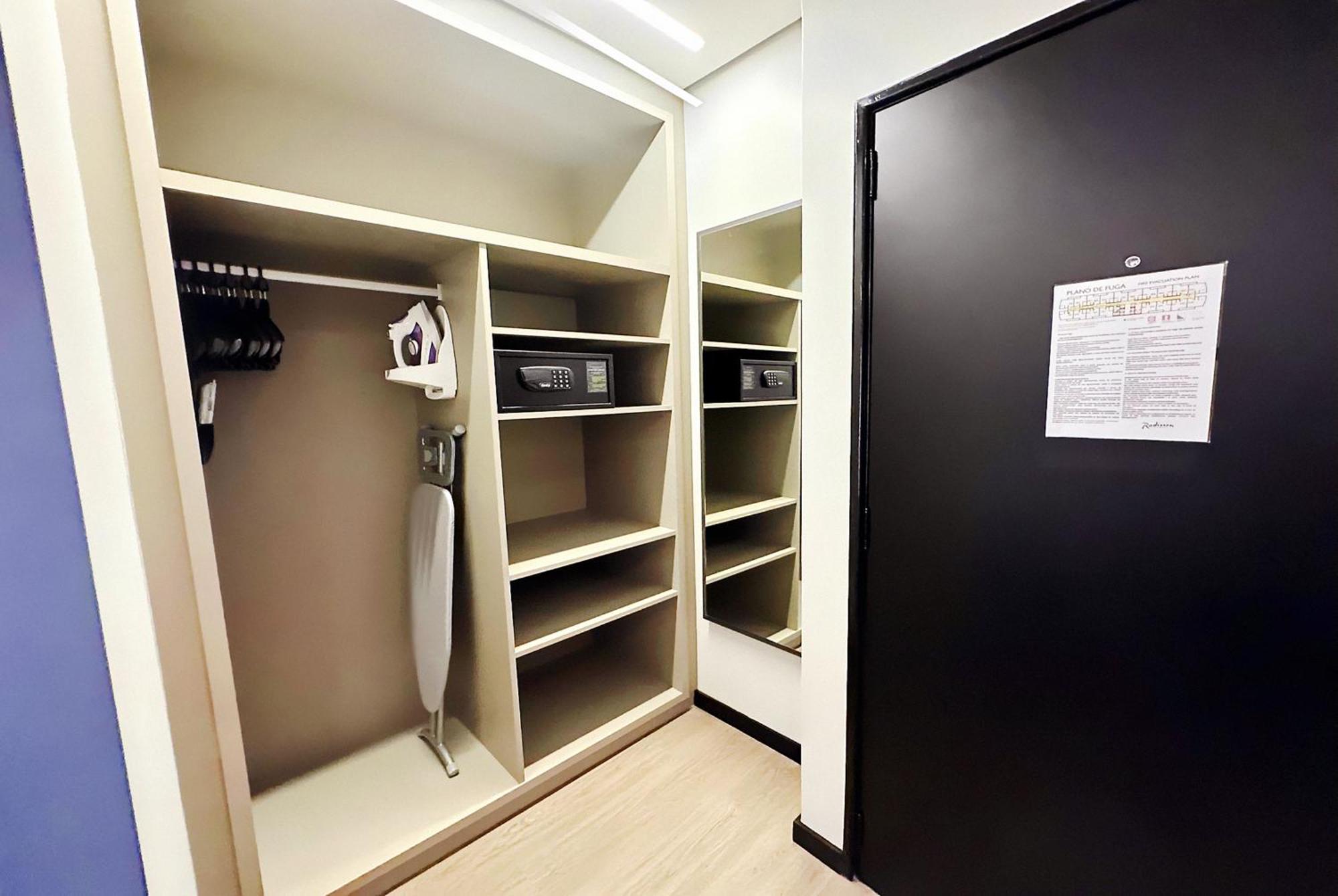 Premier Room Two Single Bed Bath