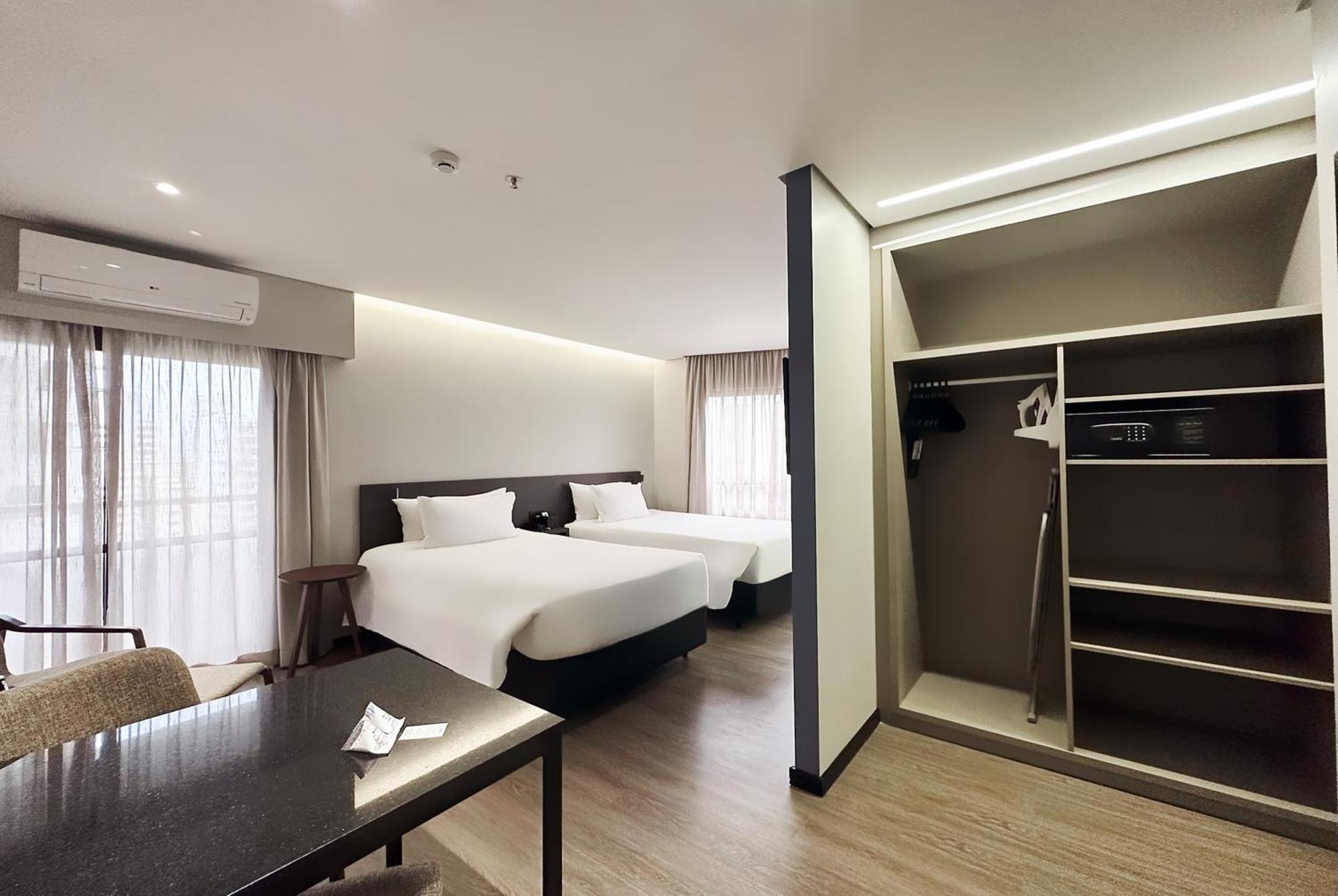 Premier Room Two Single Bed Bath