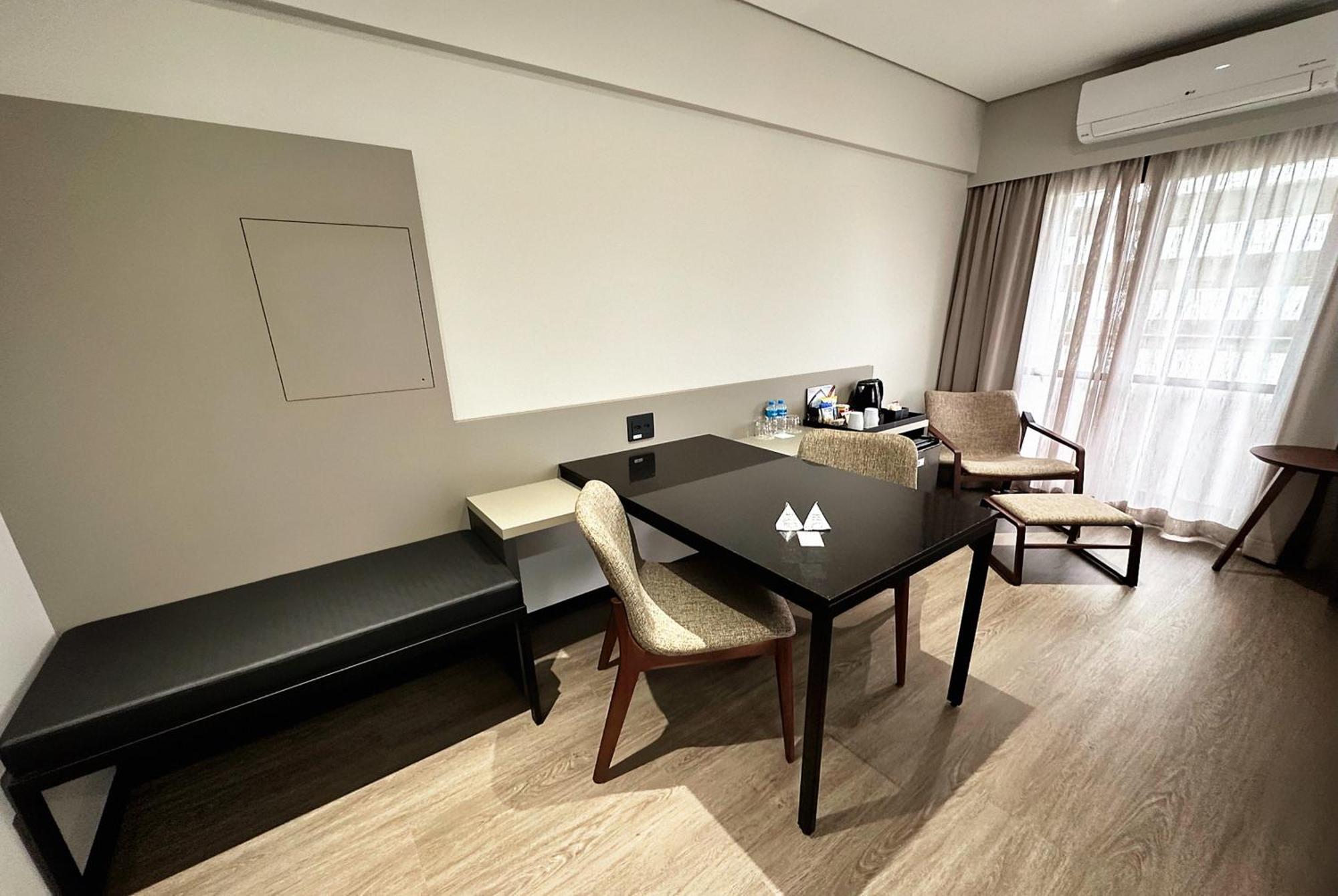 Premier Room Two Single Bed Bath